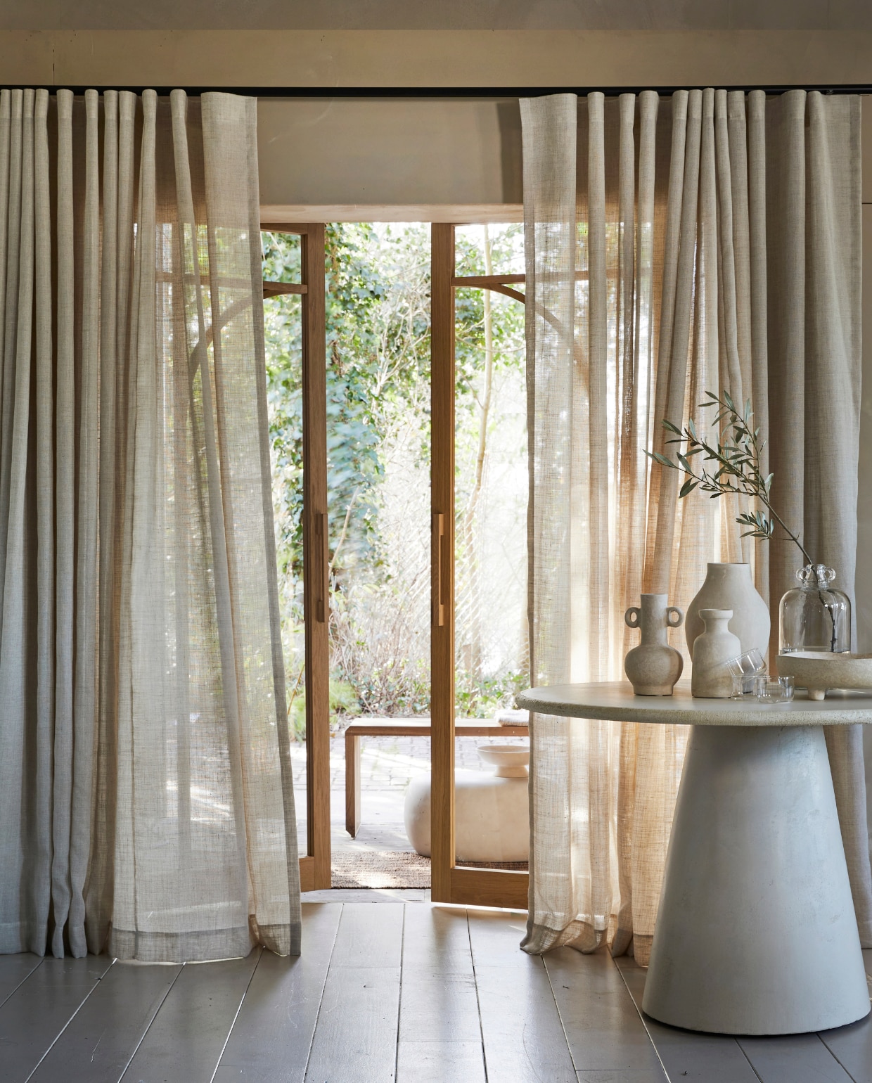 Inbetween gordijn op maat met enkele plooi in stof Weave (2712), kleur Brush, per strekkende meter vanaf € 32,99. Lichtdoorlatend rolgordijn op maat, kleur Antraciet structuur (18015), vanaf € 128,19.


M.m.v.: bogard.eu (eettafel), vtwonen.nl/shop (vaas met oren, glazen, mangohouten schalen en borden), karwei.nl (lakverf Flax van vtwonen op de vloer), rawmaterials.eu (diverse vazen op tafel), pure-original.com (kalk muurverf Fresco in kleur Canvas), loods5.nl (eetkamerstoel Tao, hanglamp Coco). basiclabel.nl (kandelaars Gab van BePureHome in vensterbank). Overig privébezit. vtwonen 06-2023 | productie Tanja Saarberg | styling Marit Saladini Platjouw | fotografie Peggy Janssen