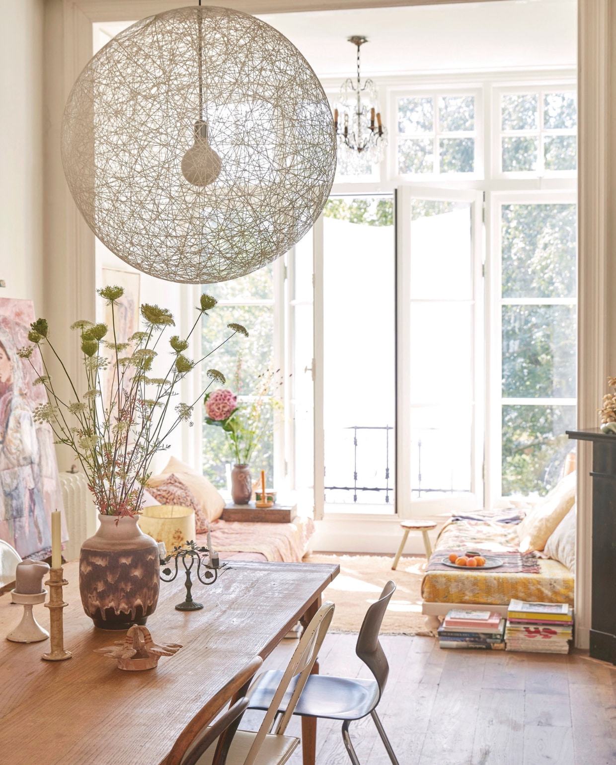 Lamp Random Light van Bertjan Pot via Moooi. Banken eigen ontwerp. Tafel gemaakt door timmerman. Stoelen via rommelmarkten. Kleden uit India, Marokko en Indonesië (ikat). Kroonluchter Nuzzelspul. Vloerkleed Liv Interior. Schilderskist als tafel erfstuk. vtwonen 7-2025 | styling Marianne Luning | fotografie Tjitske van Leeuwen