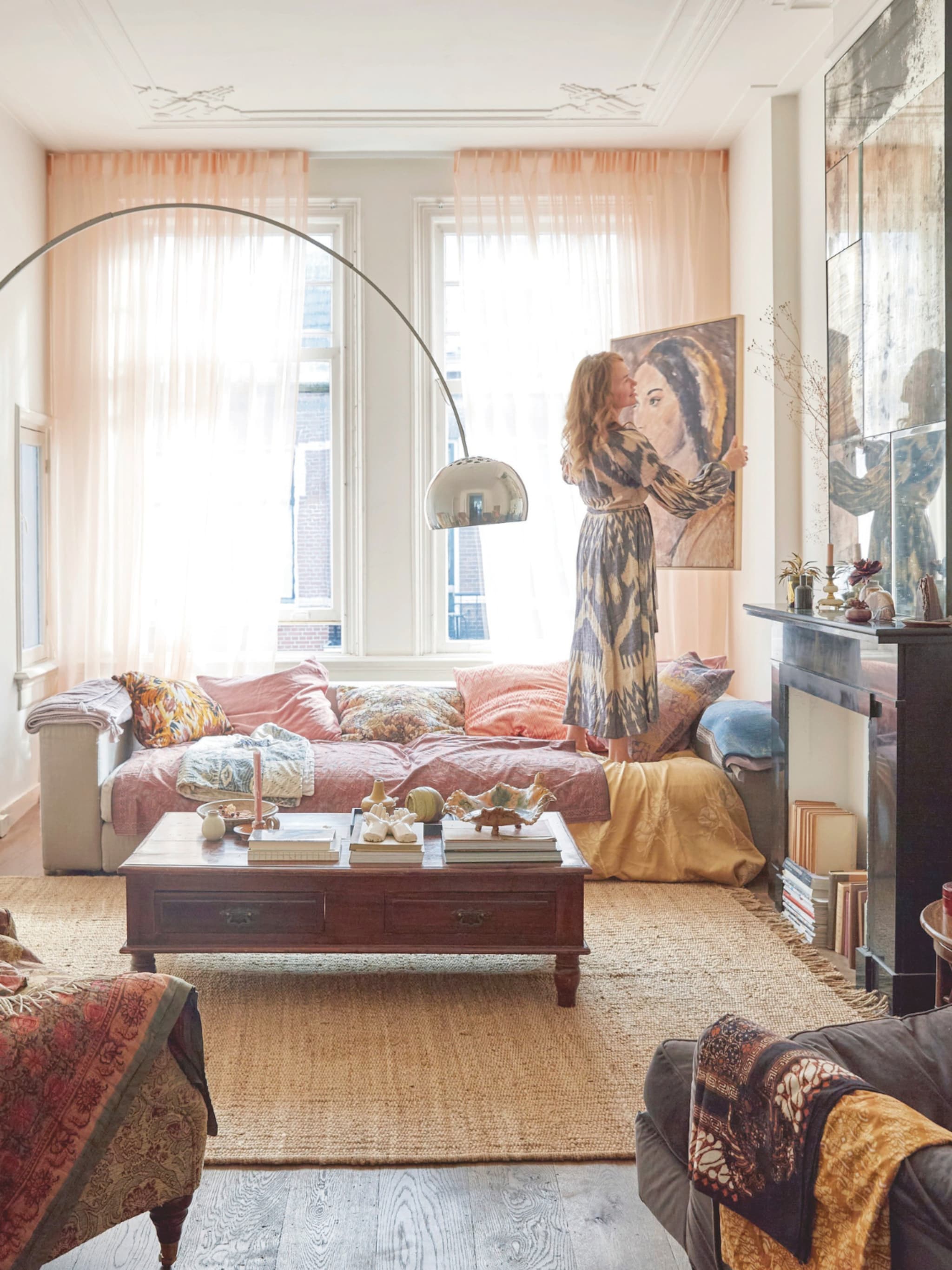 binnenkijken in het rijkdom aan stoffen en comfort van kunstenares tiny je ziet de reislust van ons gezin terug