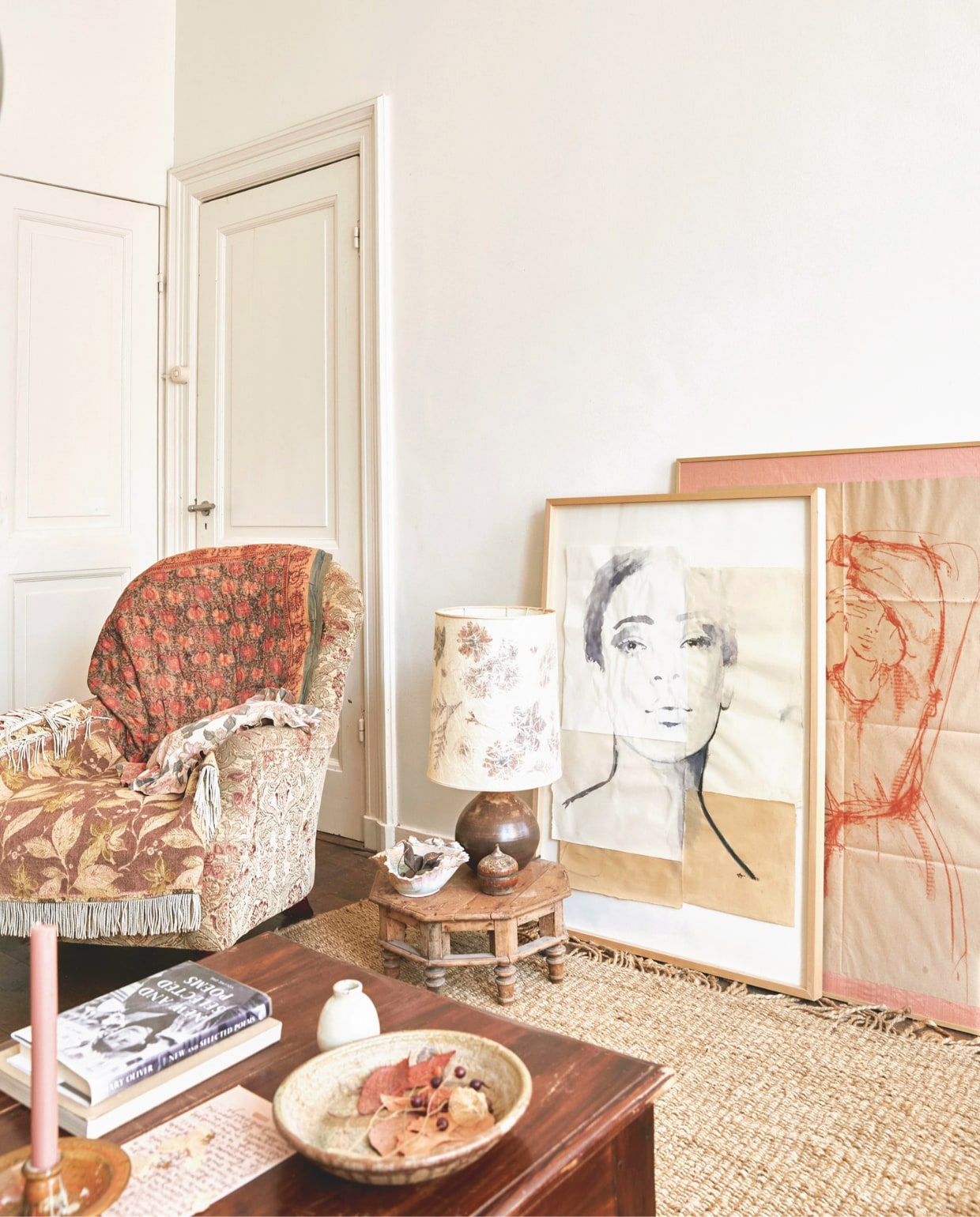 Antieke lamp uit Frankrijk. Tafeltje uit India. Salontafel en stoel Marktplaats. Kaarsenstandaard, vaasje, schaal en kledenvan rommelmarkten. Vloerkleed HKliving. Schilderijen tinystories. vtwonen 7-2025 | styling Marianne Luning | fotografie Tjitske van Leeuwen