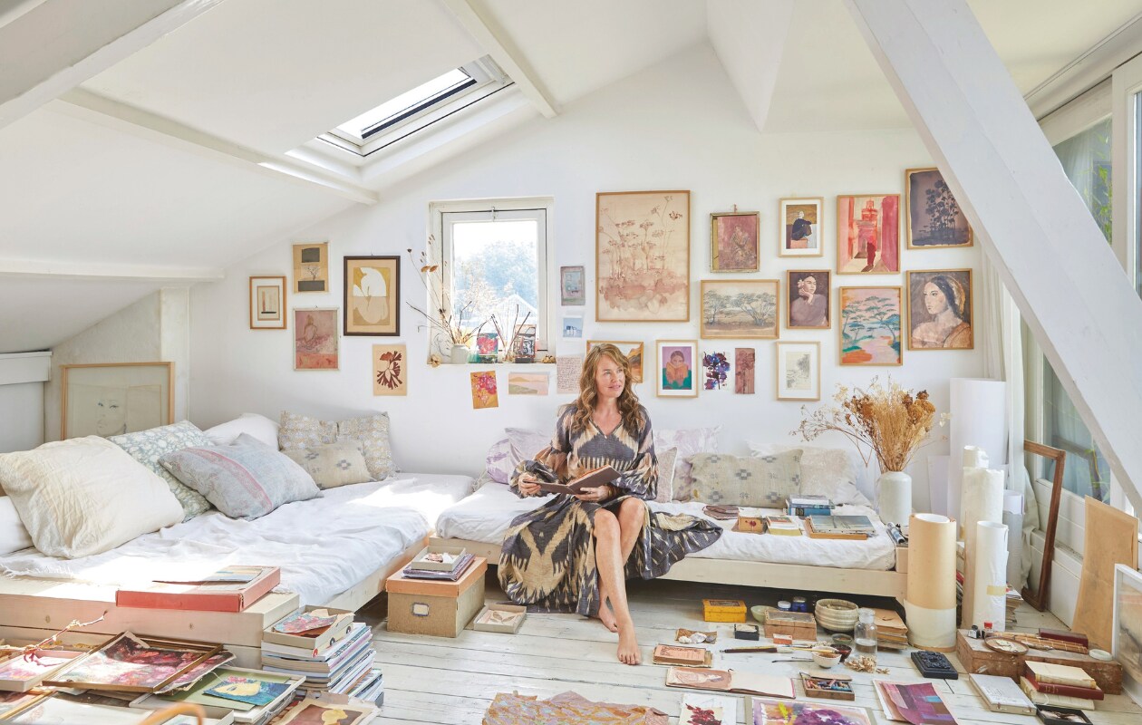 Bedbanken en kussens zelfgemaakt. Alle art prints en lijsten tinystories. vtwonen 7-2025 | styling Marianne Luning | fotografie Tjitske van Leeuwen