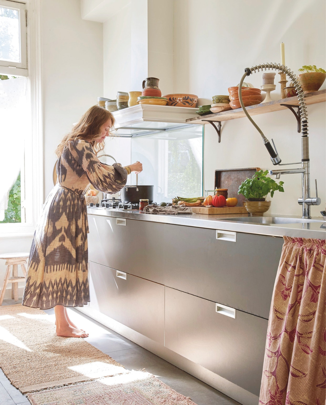 De keuken zat al in het huis. Vloerkleden HKliving en Liv Interior. Pan Le Creuset. Antiek keramiek rommelmarkt. Kommen HKliving. vtwonen 7-2025 | styling Marianne Luning | fotografie Tjitske van Leeuwen