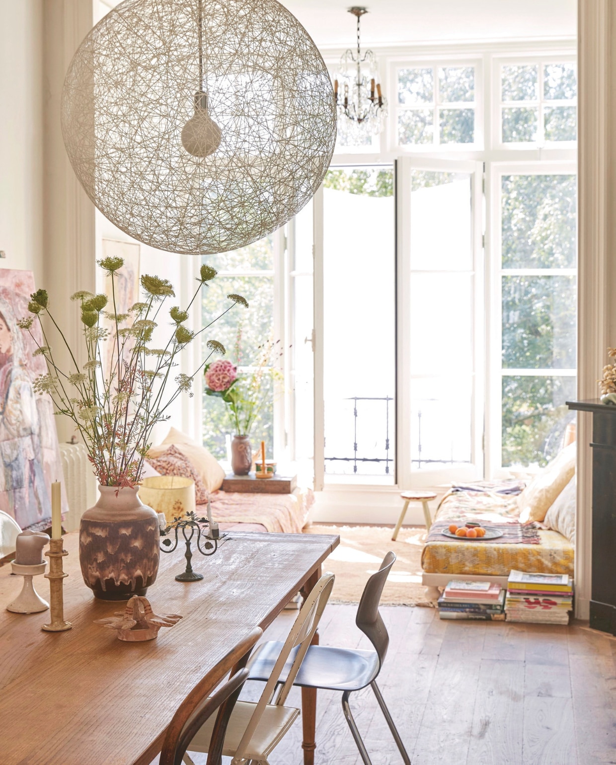 Lamp Random Light van Bertjan Pot via Moooi. Banken eigen ontwerp. Tafel gemaakt door timmerman. Stoelen via rommelmarkten. Kleden uit India, Marokko en Indonesië (ikat). Kroonluchter Nuzzelspul. Vloerkleed Liv Interior. Schilderskist als tafel erfstuk. vtwonen 7-2025 | styling Marianne Luning | fotografie Tjitske van Leeuwen