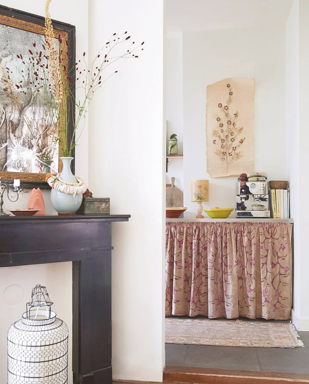 Spiegel Piet Jonker. Blauwe vaas en schaal rommelmarkten. Gordijn antieke sarong uit Indonesië. Kunstwerk antiek uit Frankrijk. Kaars Sanne Hop. Koffiezetapparaat Quick. Vloerkleed Liv Interior. vtwonen 7-2025 | styling Marianne Luning | fotografie Tjitske van Leeuwen