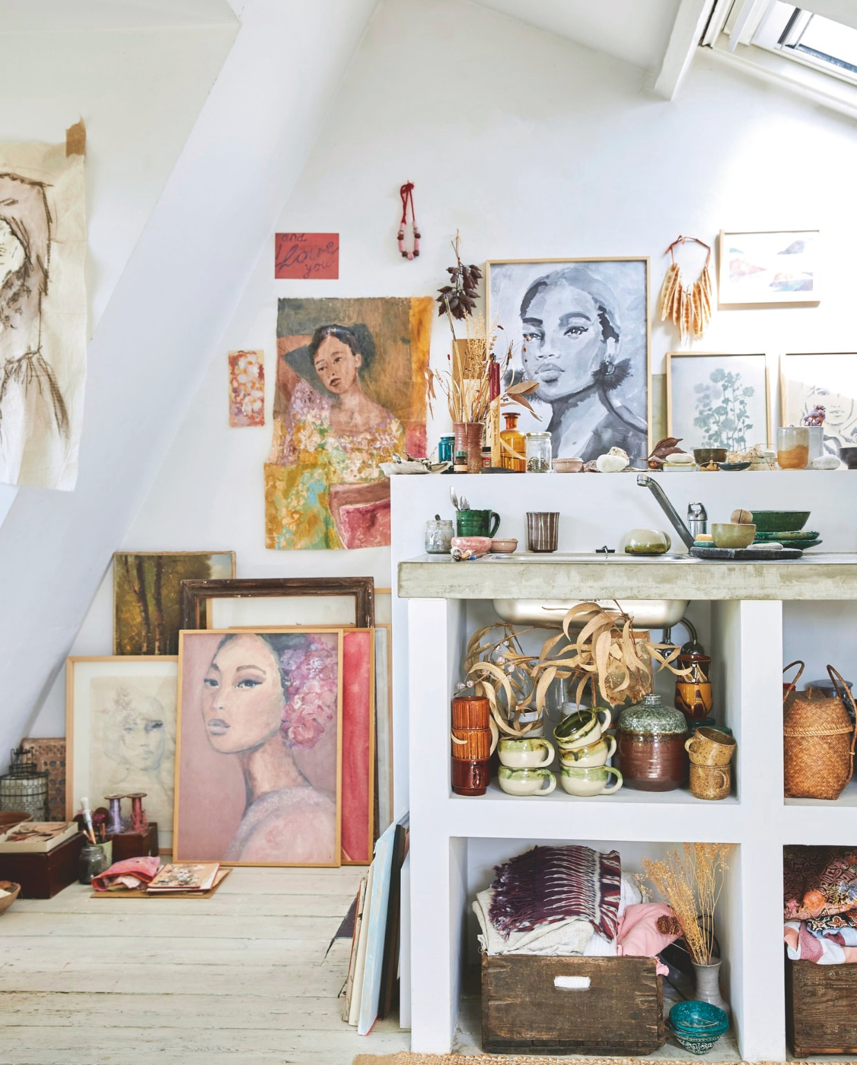 Keukenblok in atelier eigen ontwerp. Mokken, art prints, kunstwerken en lijsten tinystories. Vloerkleed HKliving. vtwonen 7-2025 | styling Marianne Luning | fotografie Tjitske van Leeuwen