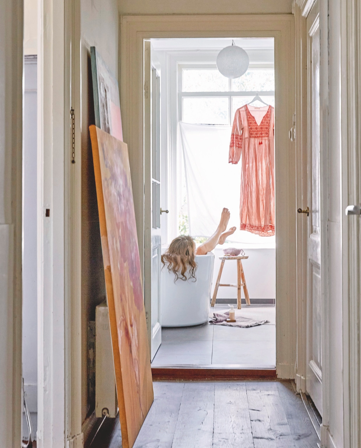 Kleur houtwerk ral 9001. Schilderijen tinystories. vtwonen 7-2025 | styling Marianne Luning | fotografie Tjitske van Leeuwen