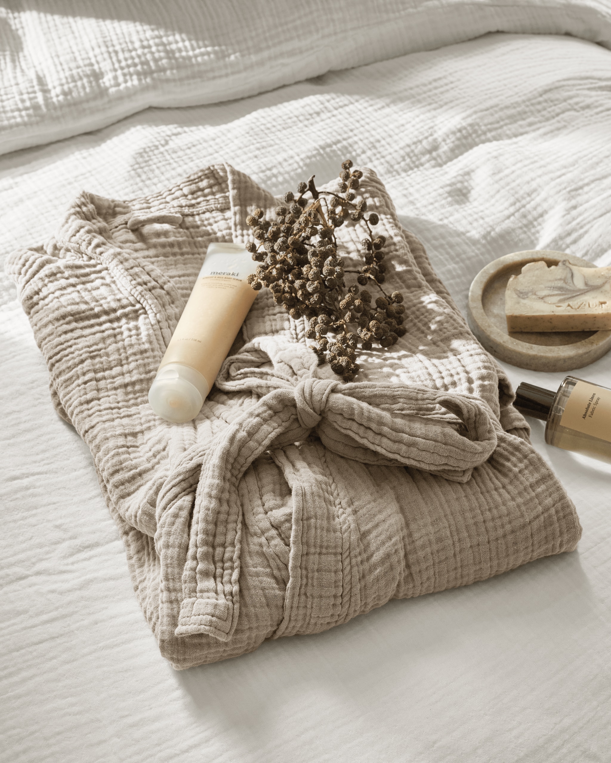 vtwonen badjas Gentle Embrace, katoen mousseline, zand, S/M en L/XL, € 49,99. Ook verkrijgbaar in saliegroen. Overige producten privébezit.  vtwonen