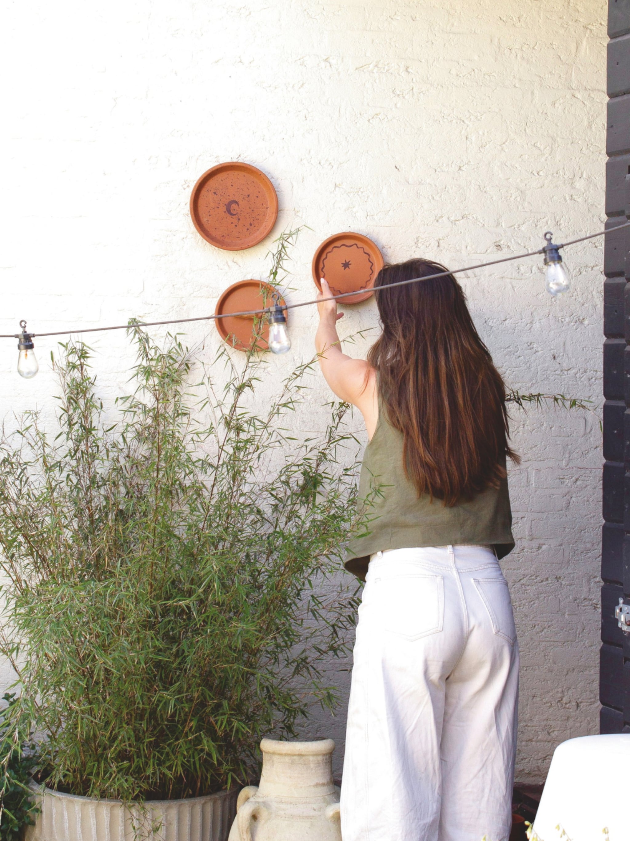 diy terracotta wandborden aan de muur