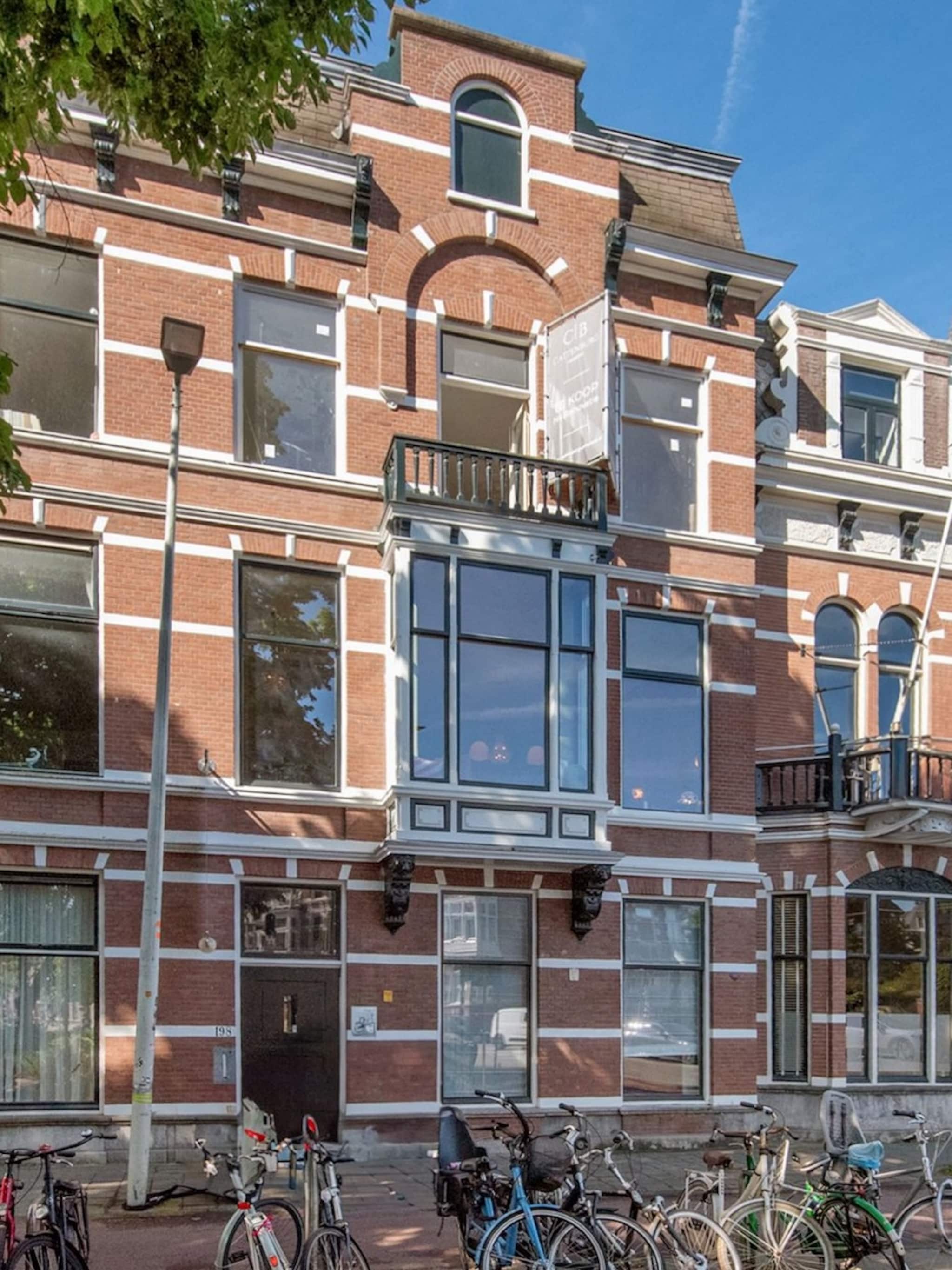 art nouveau appartement roze badkamer