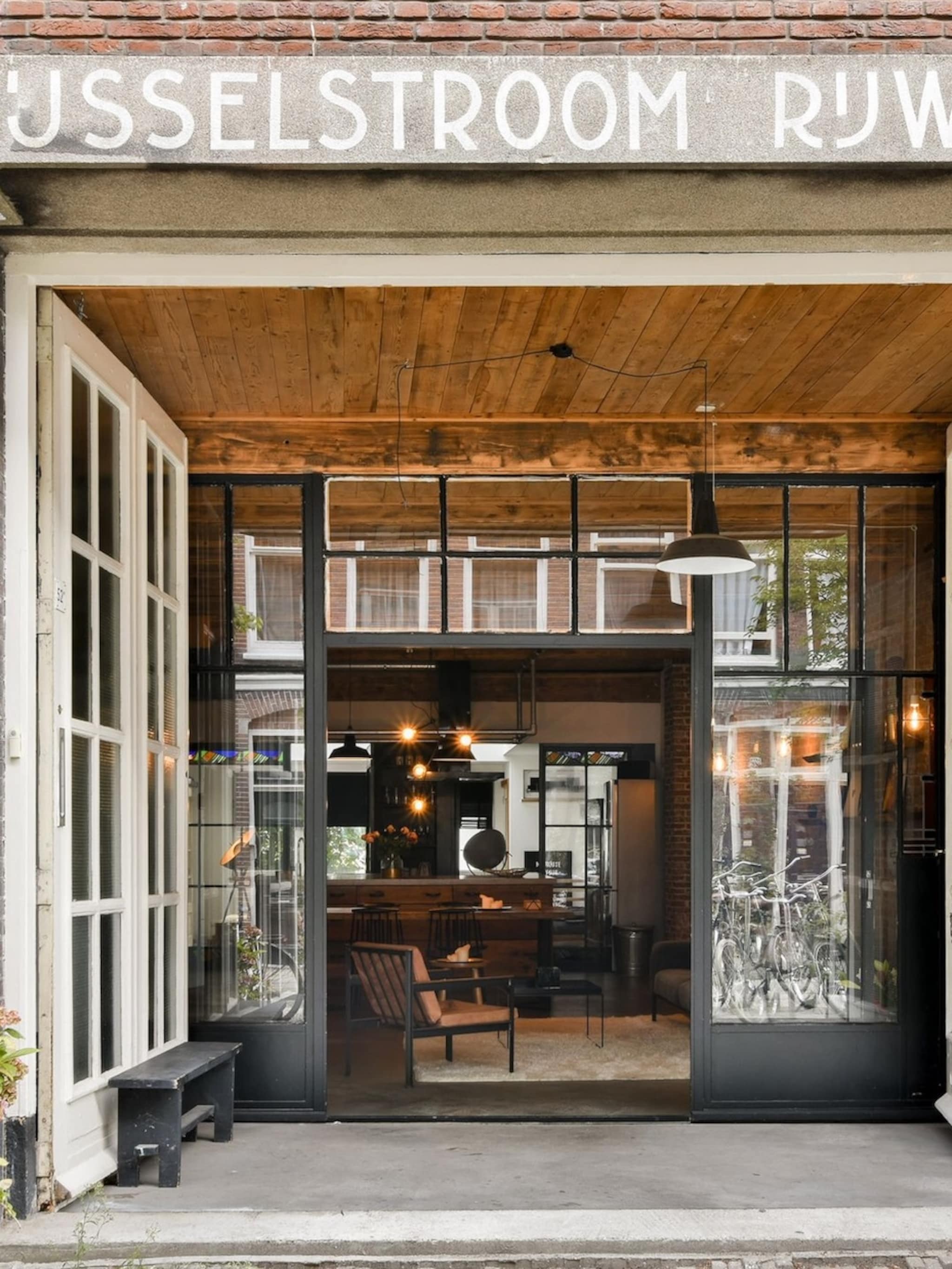 gespot amsterdamse woning met een plafond dat de show steelt