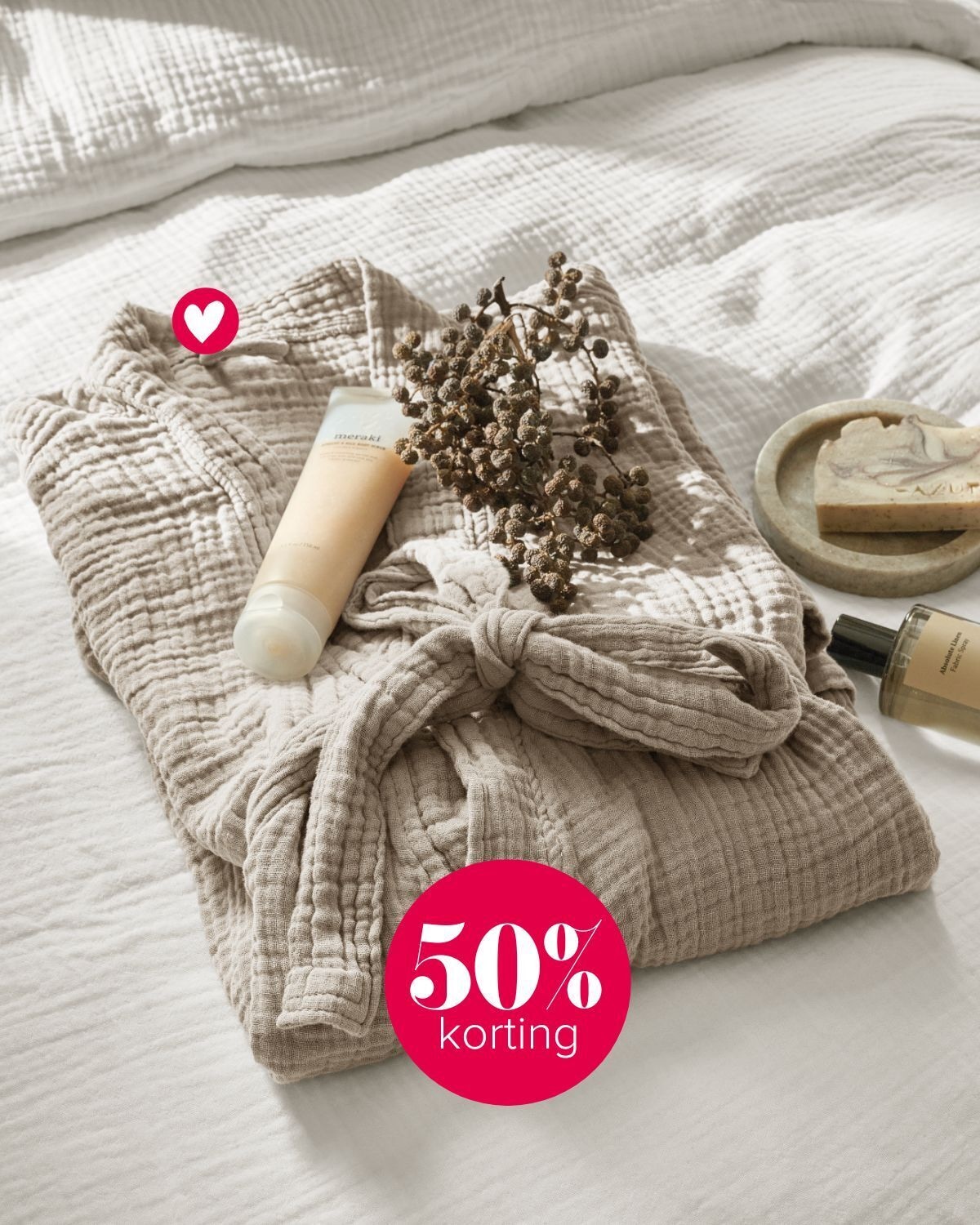 vtwonen badjas Gentle Embrace, katoen mousseline, zand, S/M en L/XL, € 49,99. Ook verkrijgbaar in saliegroen. Overige producten privébezit.  vtwonen