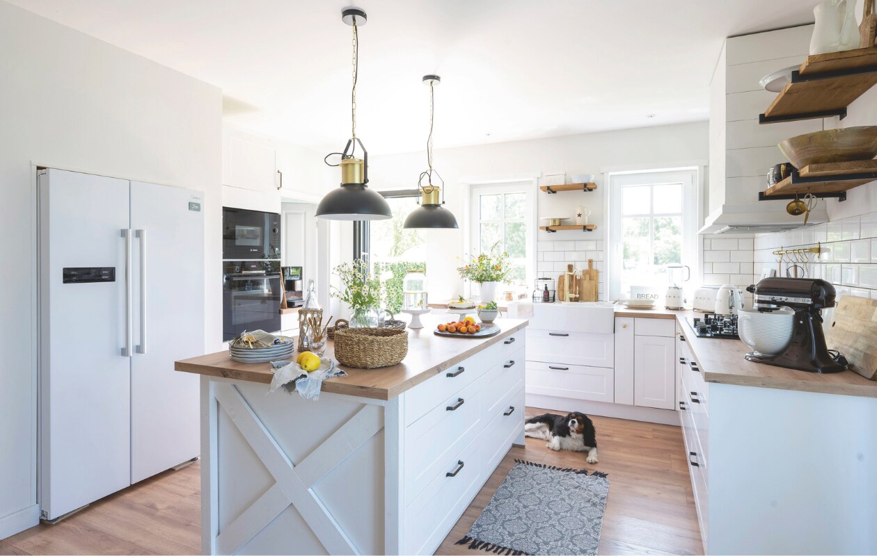 Keuken KüchenTreff. Spoelbak en kranen Villeroy & Boch. Lampen Lampenwelt. Vloerkleed Zaubernuss-Welt. vtwonen landelijk 6-2025 | styling Susanne Helmold | fotografie Markus Hertrich