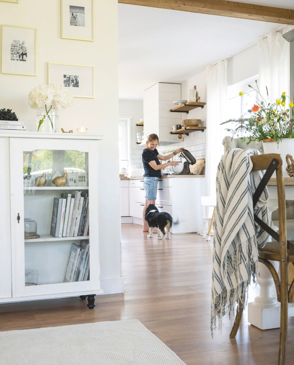 Wit geschilderd vitrinekast Ebay. Plaid H&M Home. vtwonen landelijk 6-2025 | styling Susanne Helmold | fotografie Markus Hertrich