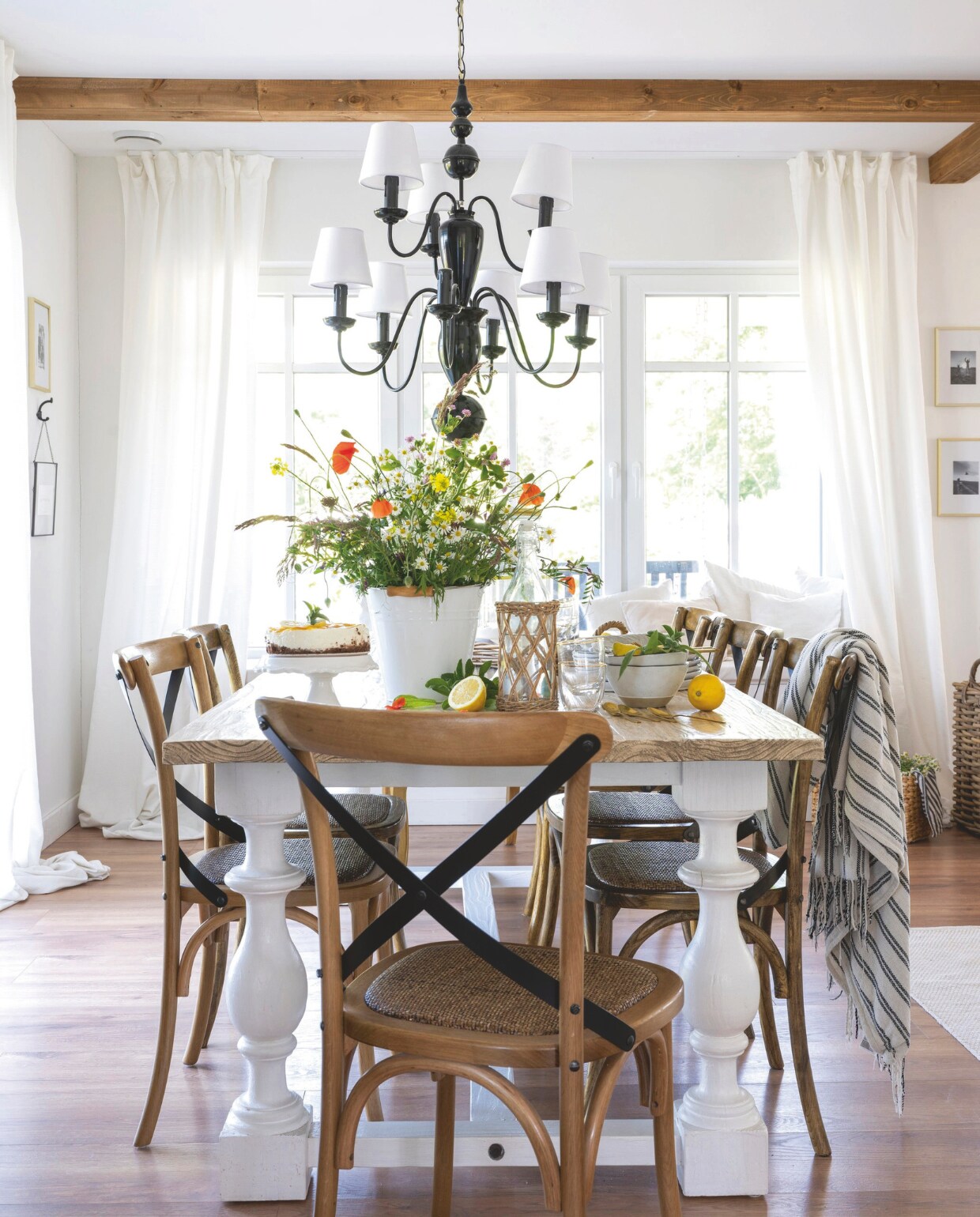 Eettafel en stoelen Maisons du Monde. Lamp Zaubernuss-Welt. vtwonen landelijk 6-2025 | styling Susanne Helmold | fotografie Markus Hertrich