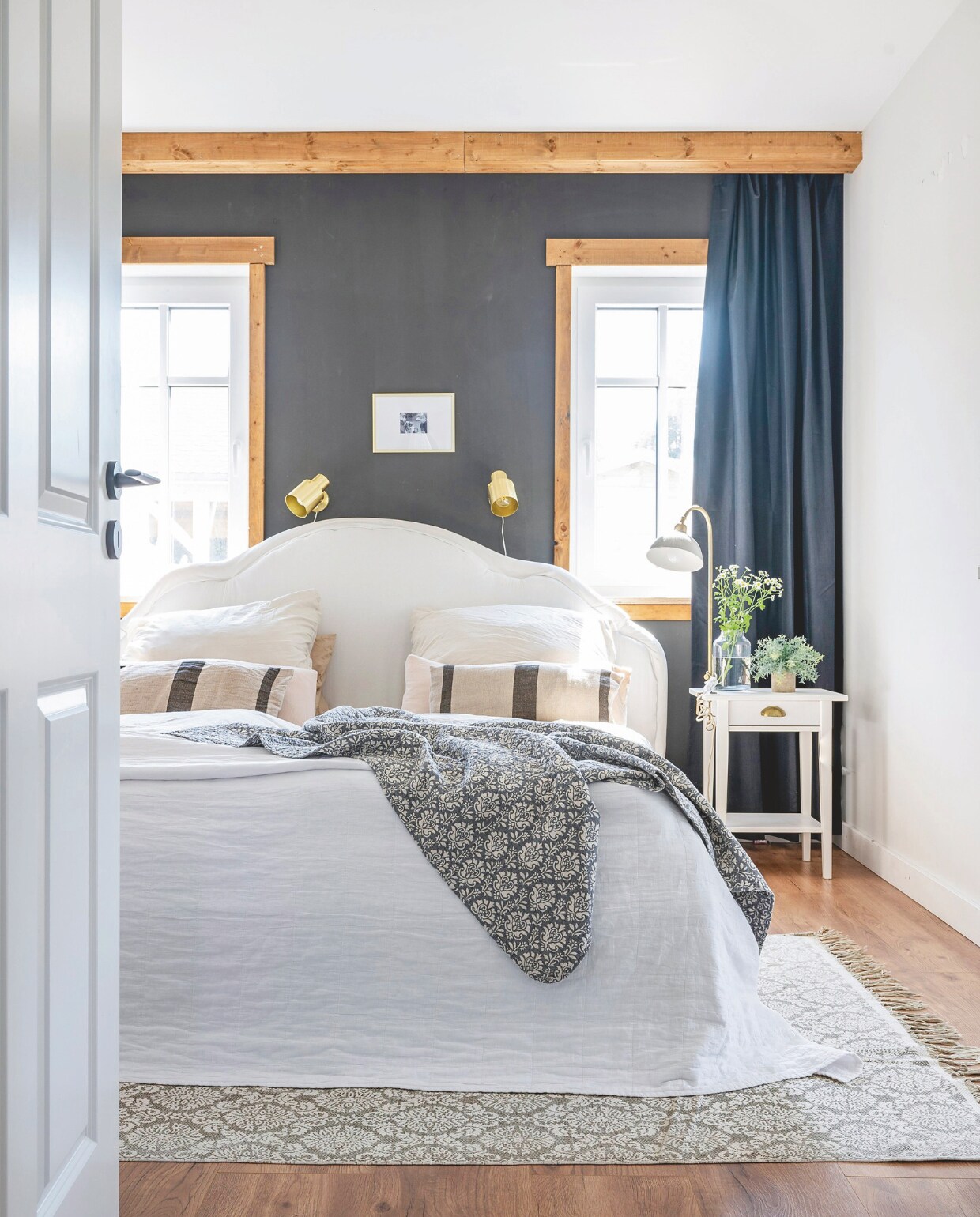 Bijna het hele huis is in zijdewit geschilderd. Alleen in de slaap-kamer koos Natalie voor een wand in kleur Urban Black, alle verf van Schöner Wohnen. vtwonen landelijk 6-2025 | styling Susanne Helmold | fotografie Markus Hertrich