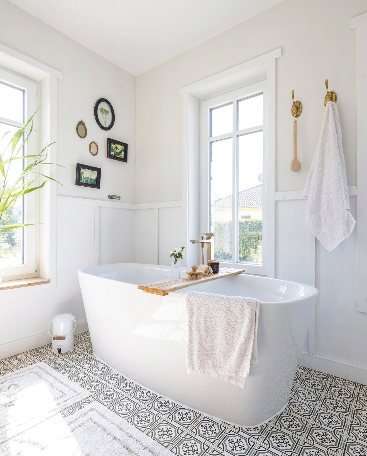 Bad en kraan Villeroy & Boch. Vloertegels Hardys24. vtwonen landelijk 6-2025 | styling Susanne Helmold | fotografie Markus Hertrich