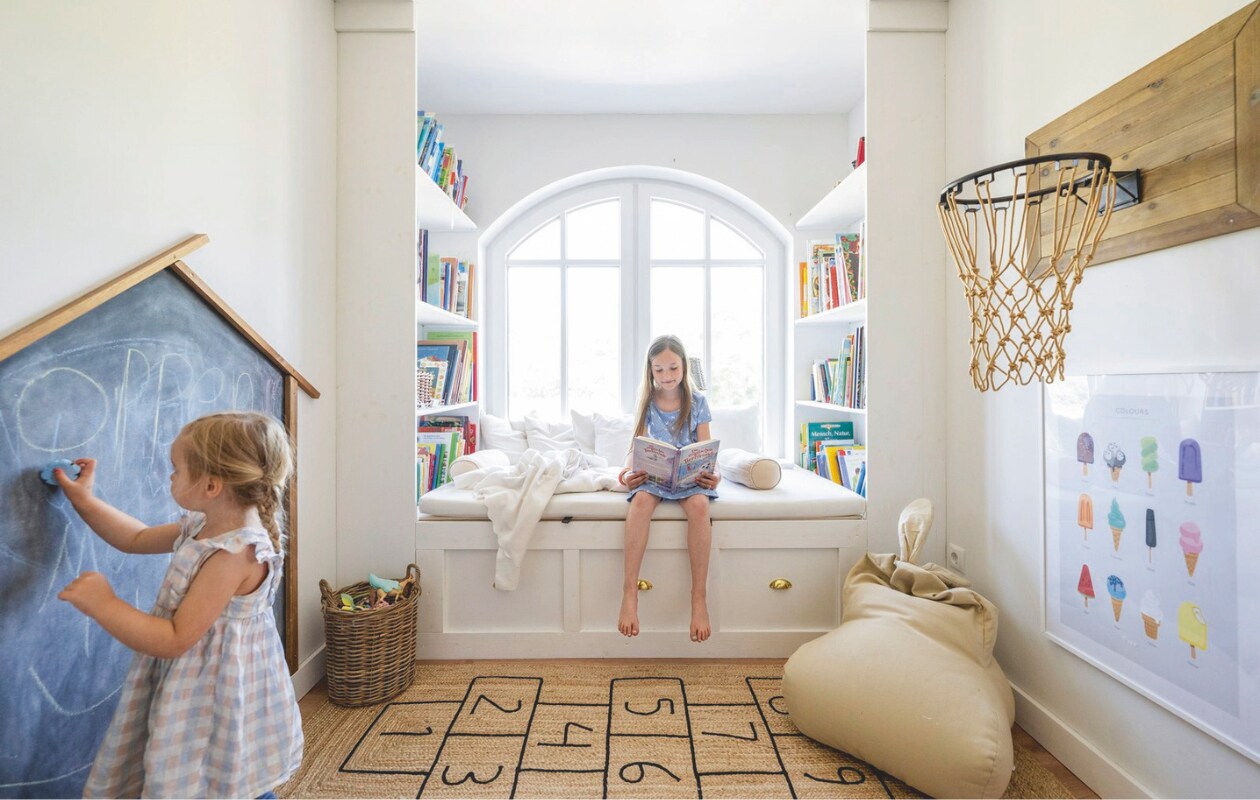 Slaapkamer van dochter Romy. Krijtbord zelfgemaakt. Vergelijkbaar vloerkleed hinkelbaan Beau by Bo. Vergelijkbaar basketbalnet Zara Home. vtwonen landelijk 6-2025 | styling Susanne Helmold | fotografie Markus Hertrich