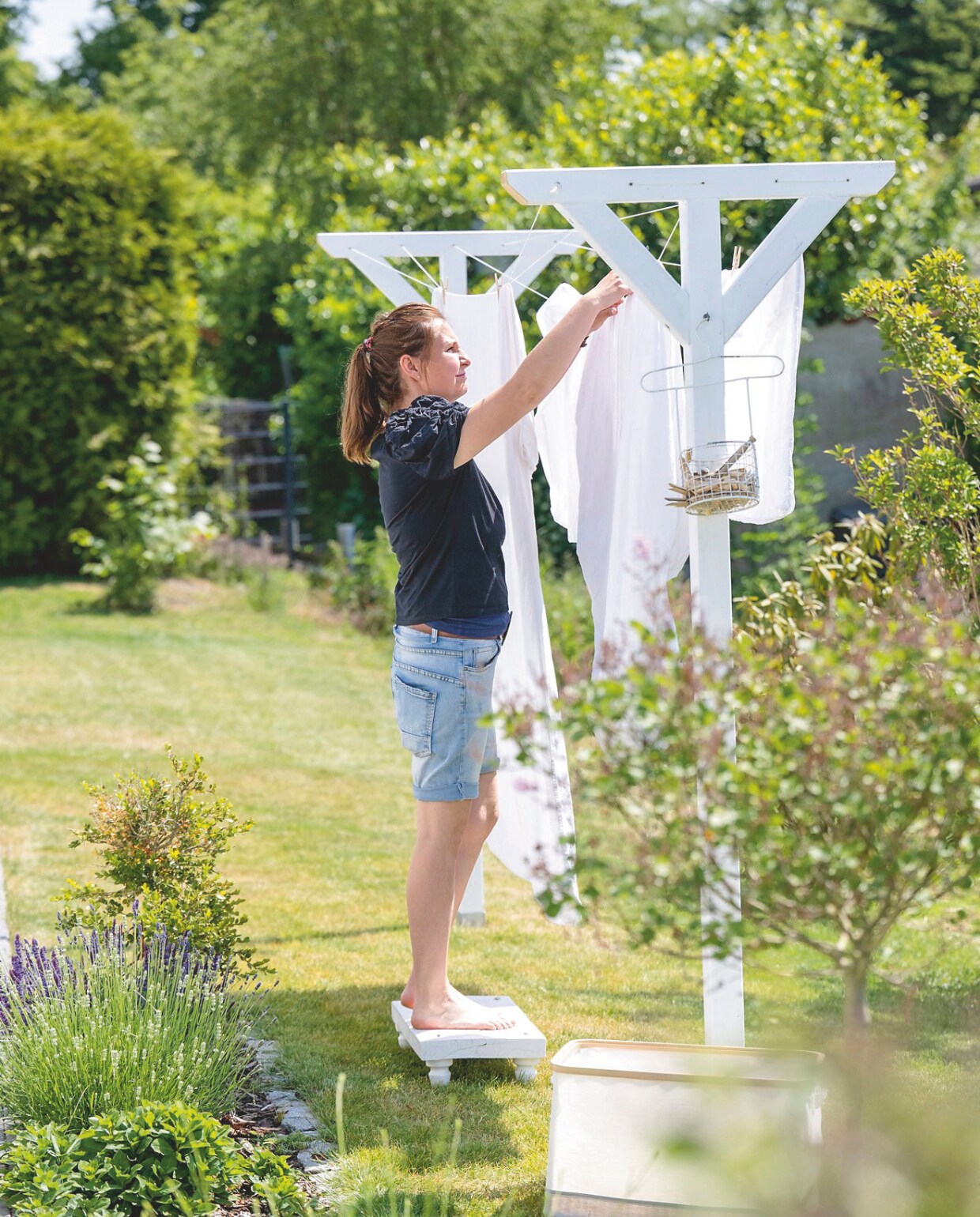 David maakte zelf het landelijke droogrek met handige opstap. vtwonen landelijk 6-2025 | styling Susanne Helmold | fotografie Markus Hertrich