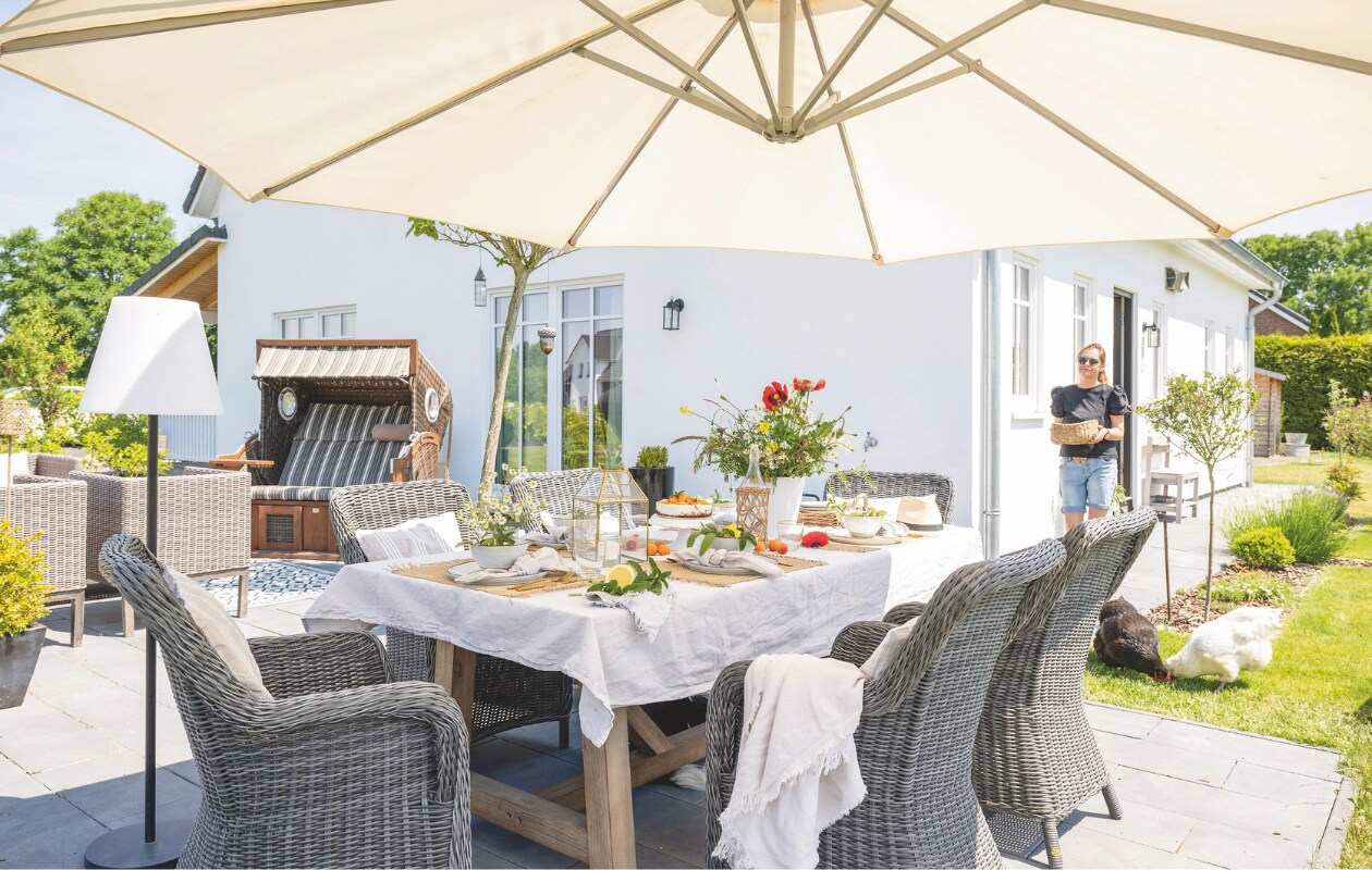 Tafel en stoelen Jysk. Vergelijkbare parasol Exterioo. Vergelijkbare strandkorf Loberon. vtwonen landelijk 6-2025 | styling Susanne Helmold | fotografie Markus Hertrich