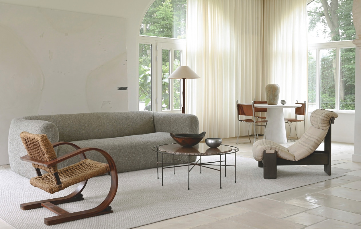 Bank Zola van Verellen. Handgemaakte vloerlamp van de rommelmarkt. Salontafel A. Galerie. Grote schaal geërfd van Arthurs moeder. Metalen kom tweedehands.
Loungestoel Audoux & Minet. Het daybed van Avenue Design Studio is gestoffeerd door Kussenmaatjes in stof van Designs of the Time. Omlijsting cementtegels van Kaza. Sculptuur Marie-Rose Vandeputte. Stijlvol Wonen 06-2025 | fotografie Michiel Bosman