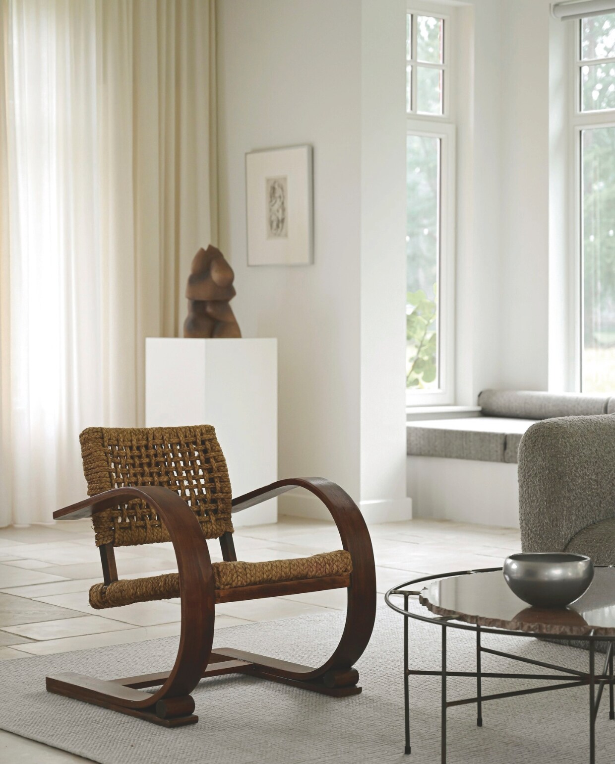 Loungestoel Audoux & Minet. Het daybed van Avenue Design Studio is gestoffeerd door Kussenmaatjes in stof van Designs of the Time. Omlijsting cementtegels van Kaza. Sculptuur Marie-Rose Vandeputte. Stijlvol Wonen 06-2025 | fotografie Michiel Bosman