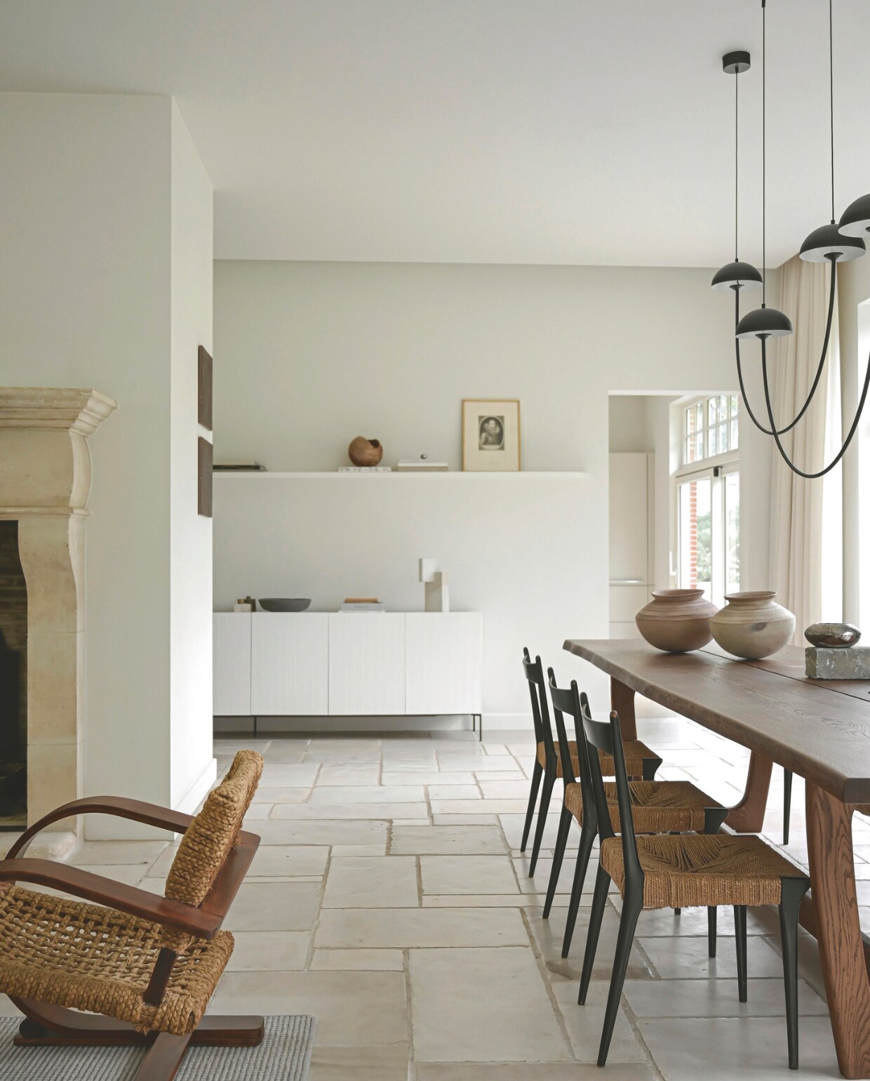 Stoelen Alfred Hendrickx voor Belform. Eiken tafel Rinus Hout. Verlichting is een combinatie van twee Champignon C lampen van Benditas Studio voor Luxcambra. Potten zijn vroeg 20ste-eeuws Hongaars aardewerk. Stijlvol Wonen 06-2025 | fotografie Michiel Bosman