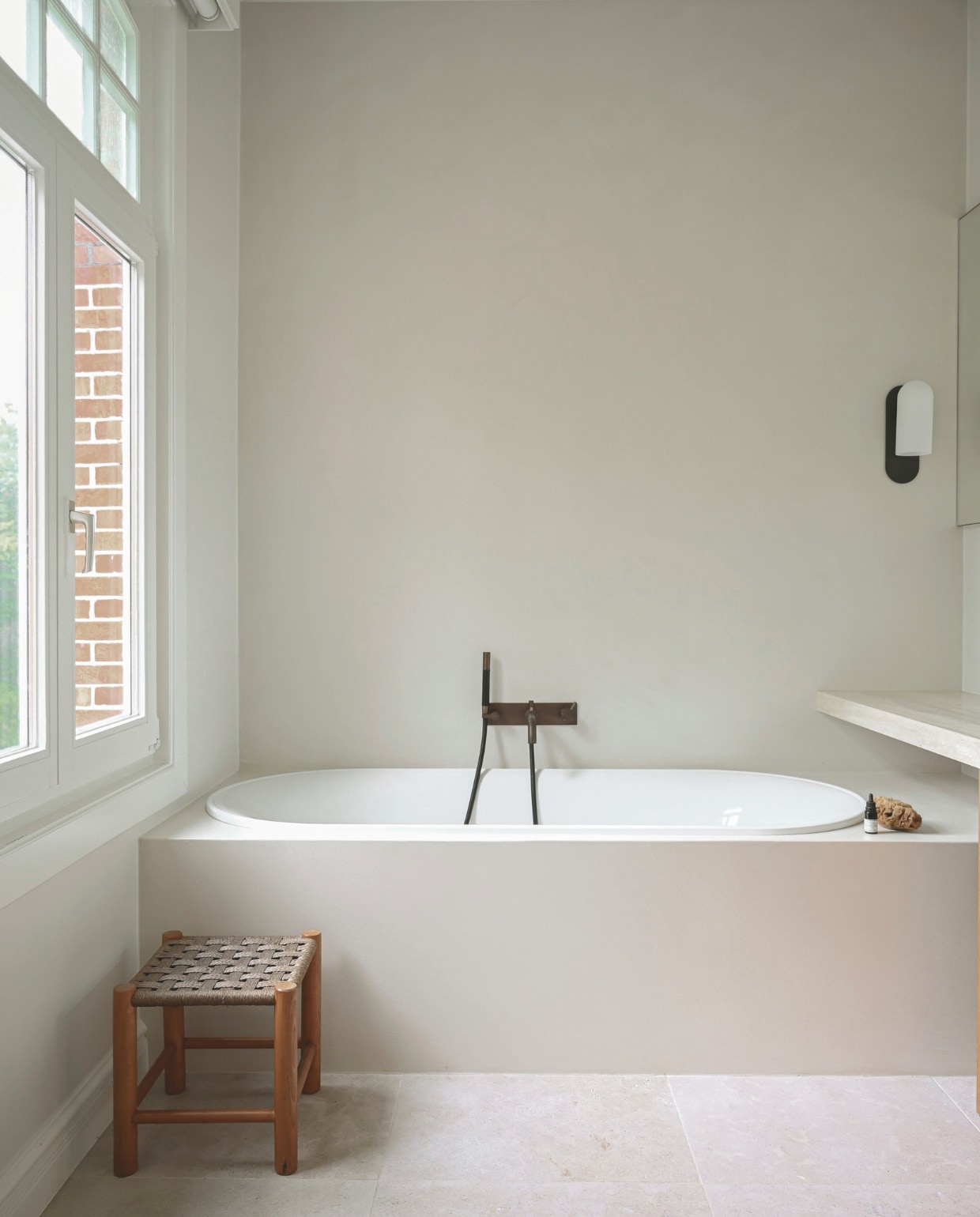 Bad Villeroy & Boch. Kraan Cobber van Hotbath. Kruk vintage. Muurkleur Rolling Fog Pale van Little Greene. Stijlvol Wonen 06-2025 | fotografie Michiel Bosman