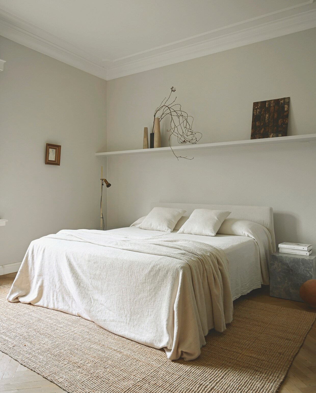 Stoffen op het bed van BM Fabrics. Vloerkleed Strög van Ikea. Muurkleur NCS-kleur S 1002-Y50R. Vloerlamp van 2dehands. Stijlvol Wonen 06-2025 | fotografie Michiel Bosman