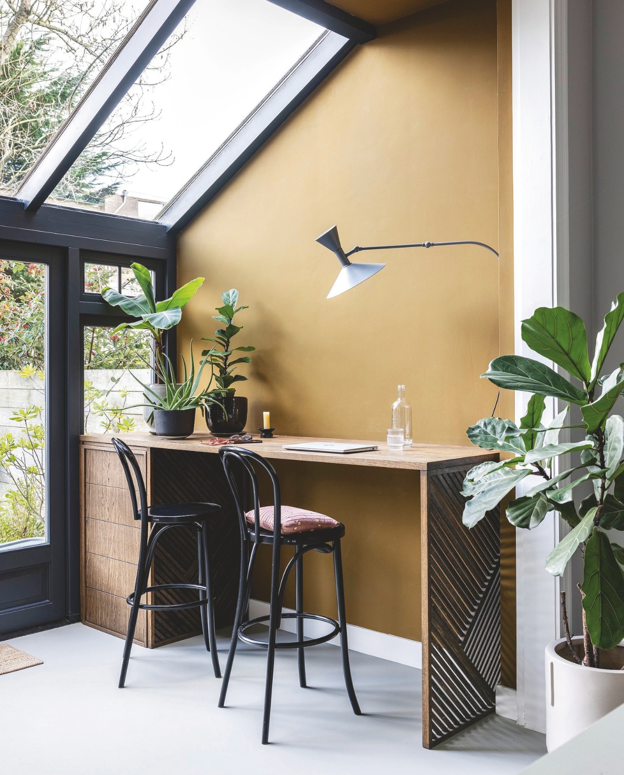 Bureau zelf ontworpen. Barkrukken Thonet, lamp Nemo Lighting. Kleur op de muur Autumn Gold van Flexa. vtwonen 7-2025 | fotografie Margriet Hoekstra | styling Room Rebelle