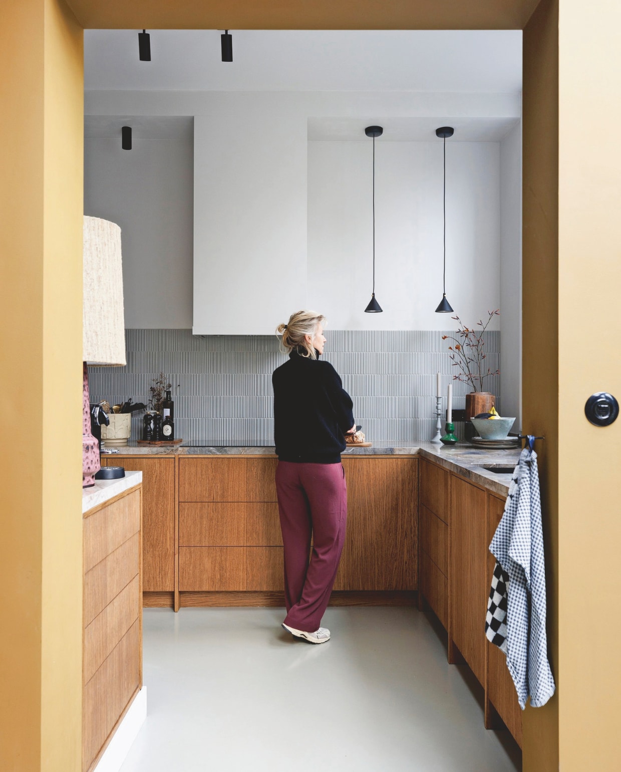 Keukenkasten op maat gemaakt van eikenhout, spotjes Wever & Ducré, track van Modular Lighting Instruments, werkblad marmer, hanglampen Audo Copenhagen, tafellamp HKliving. Grijze verf op de muur PS 1027 van Karwei, tegels 41zero42. vtwonen 7-2025 | fotografie Margriet Hoekstra | styling Room Rebelle