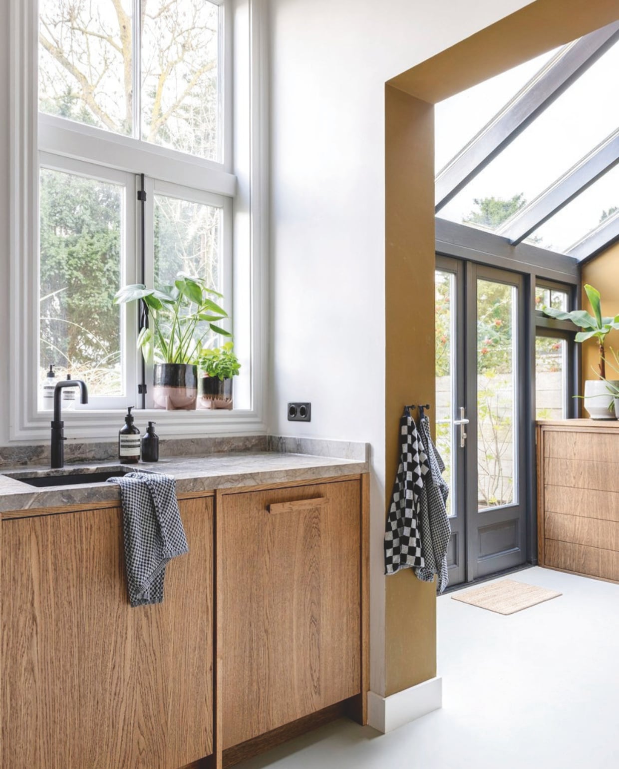 Eikenhouten keukenkasten op maat gemaakt, werkblad marmer, grijze muurverf PS 1027 van Karwei. vtwonen 7-2025 | fotografie Margriet Hoekstra | styling Room Rebelle