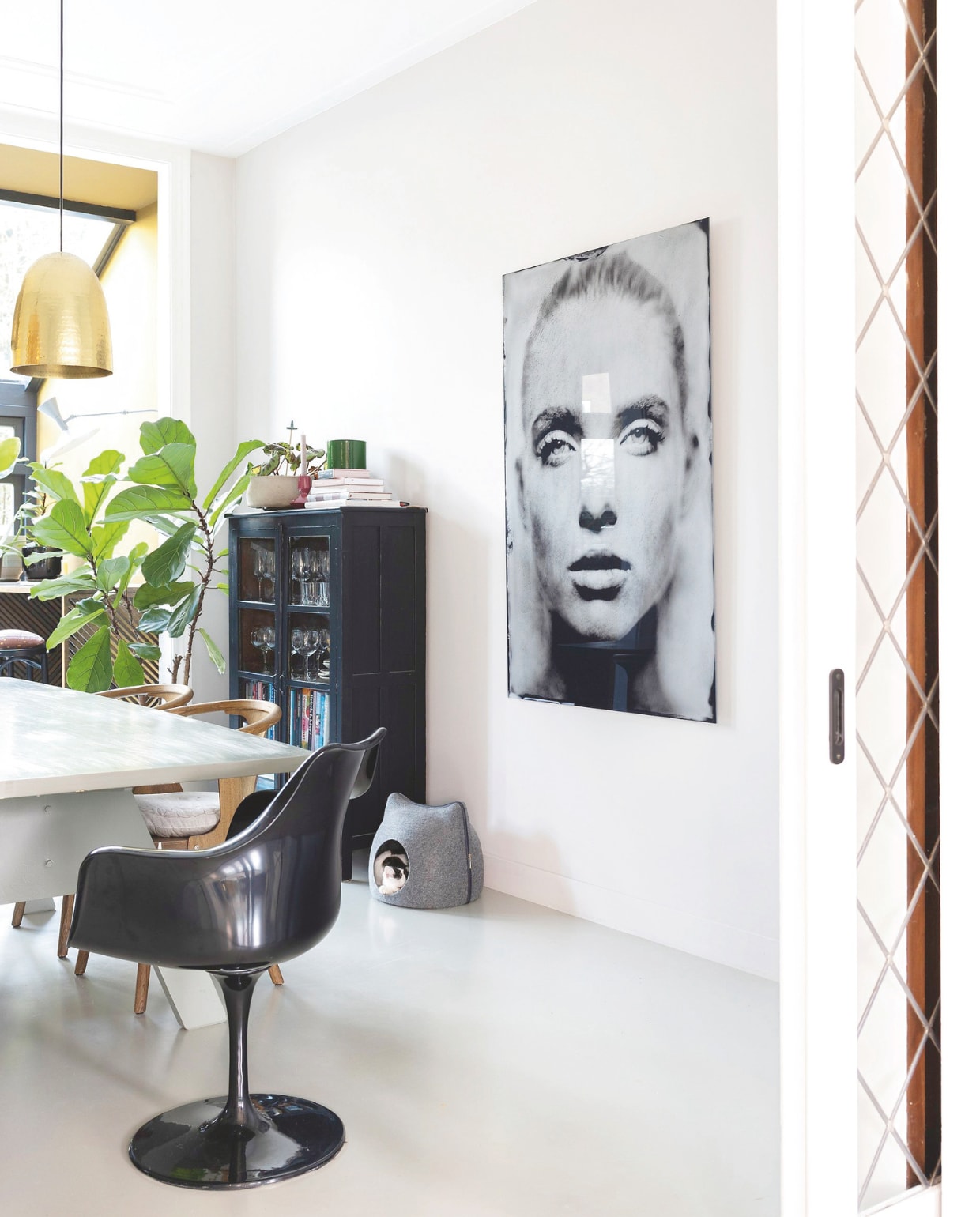 Tafel zelf geverfd Piet Hein Eek, zwarte stoel Saarinen, metalen lamp Original Btc, foto Igor Vasiliadis, kast Loods 5. Kleur op de muur zelf gemengd. vtwonen 7-2025 | fotografie Margriet Hoekstra | styling Room Rebelle