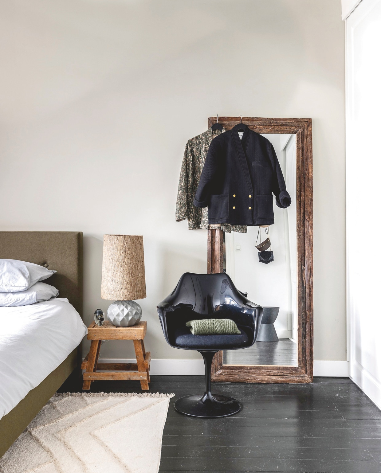 Lamp HKliving, stoel Saarinen. Groene kleur op muur wattle III Paint & Paper Library. vtwonen 7-2025 | fotografie Margriet Hoekstra | styling Room Rebelle