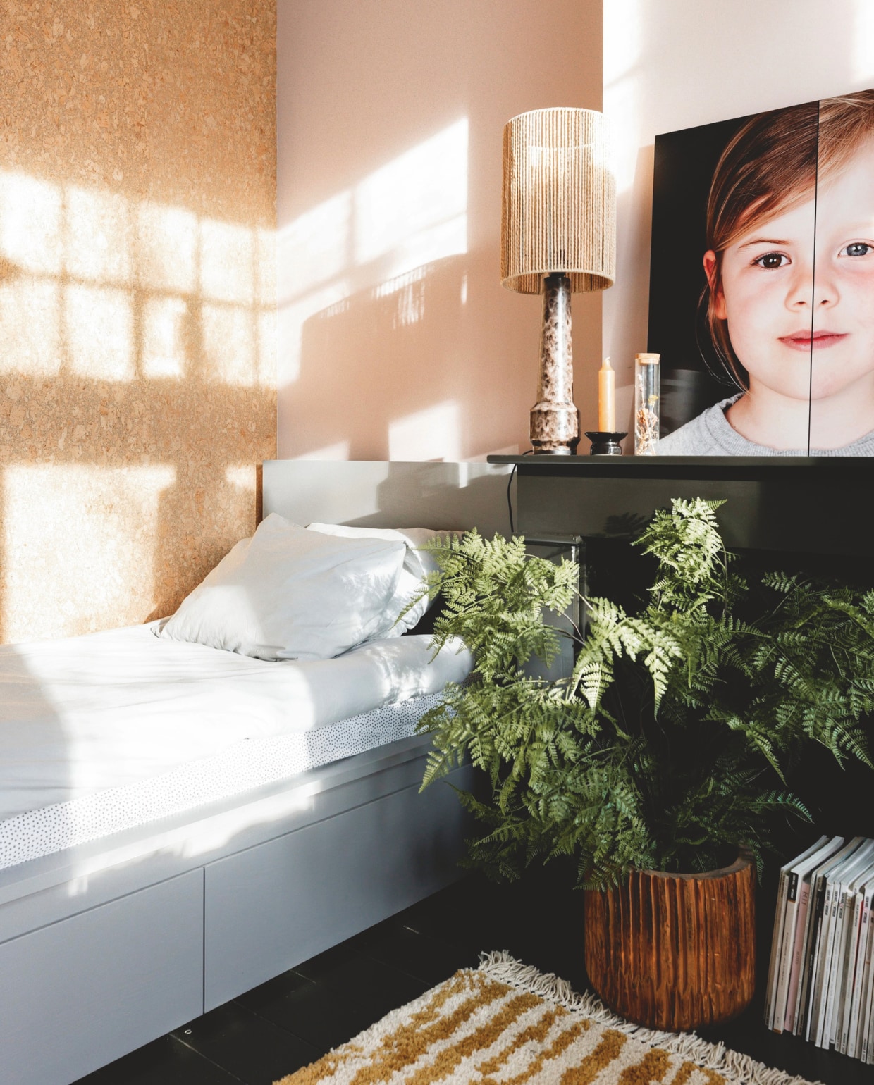 Lamp HKliving, kleed Nous Living. Muurverf Peachblossom van Little Greene, grijze verf PS 1027 van Karwei, schouw geverfd in de kleur Off-black van Farrow & Ball. vtwonen 7-2025 | fotografie Margriet Hoekstra | styling Room Rebelle