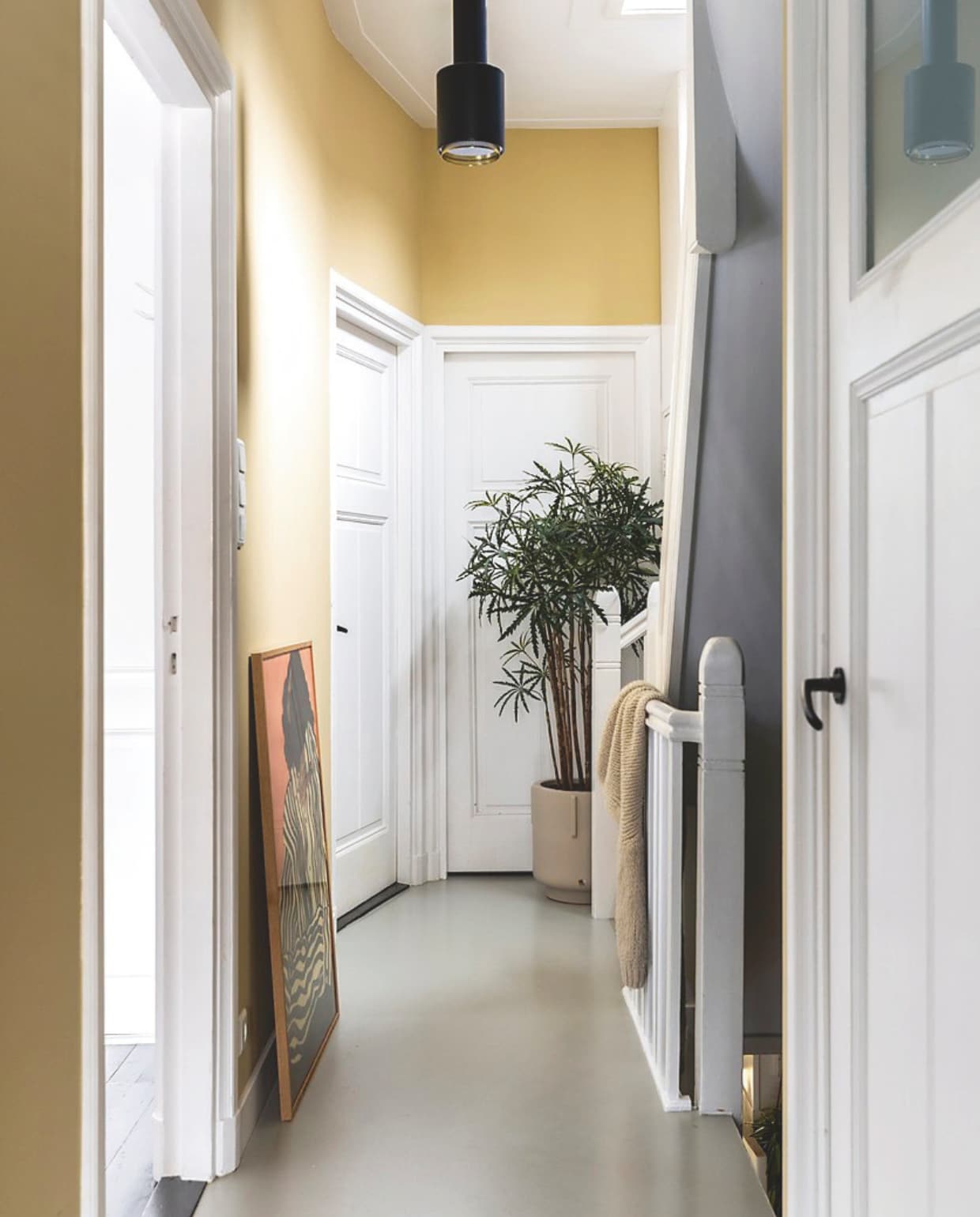 Lampen Artek, wandlamp Wever & Ducré. Behang Casamance. vtwonen 7-2025 | fotografie Margriet Hoekstra | styling Room Rebelle