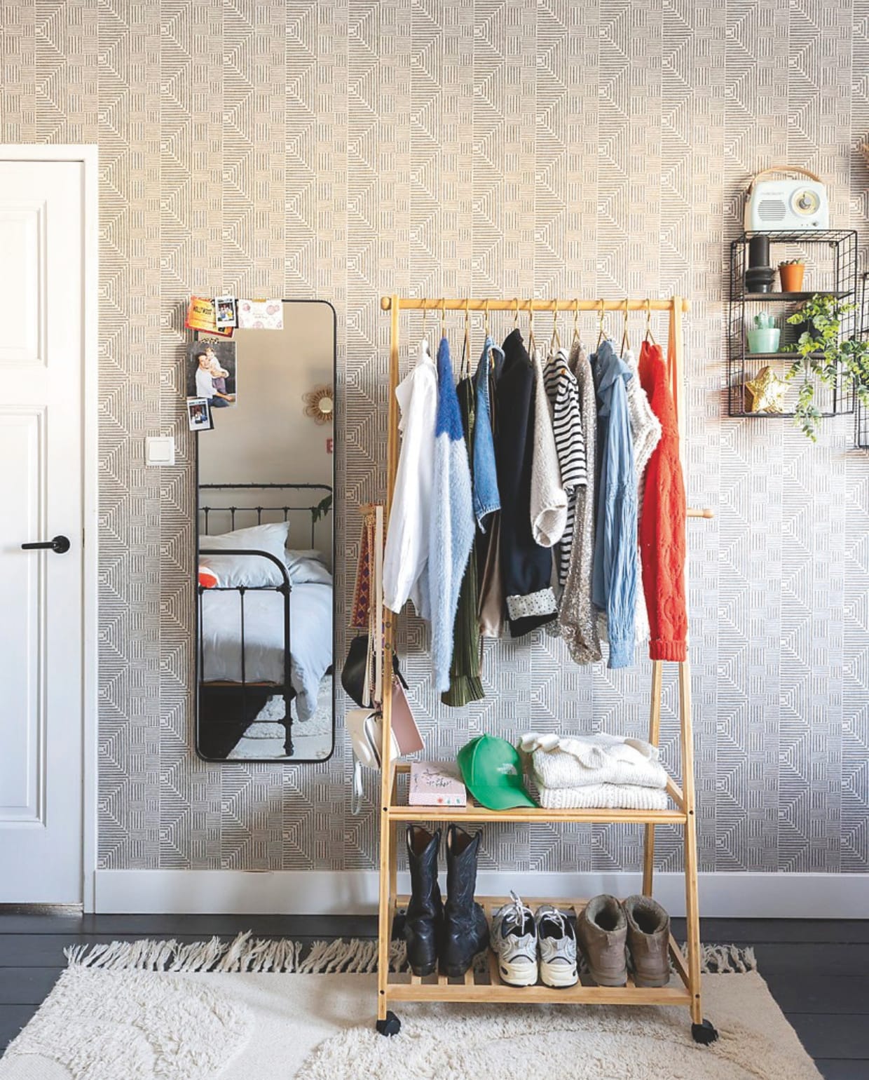 Behang Arte. Soortgelijke spiegel Doutzen van Woood, soortgelijk kledingrek Bol. vtwonen 7-2025 | fotografie Margriet Hoekstra | styling Room Rebelle