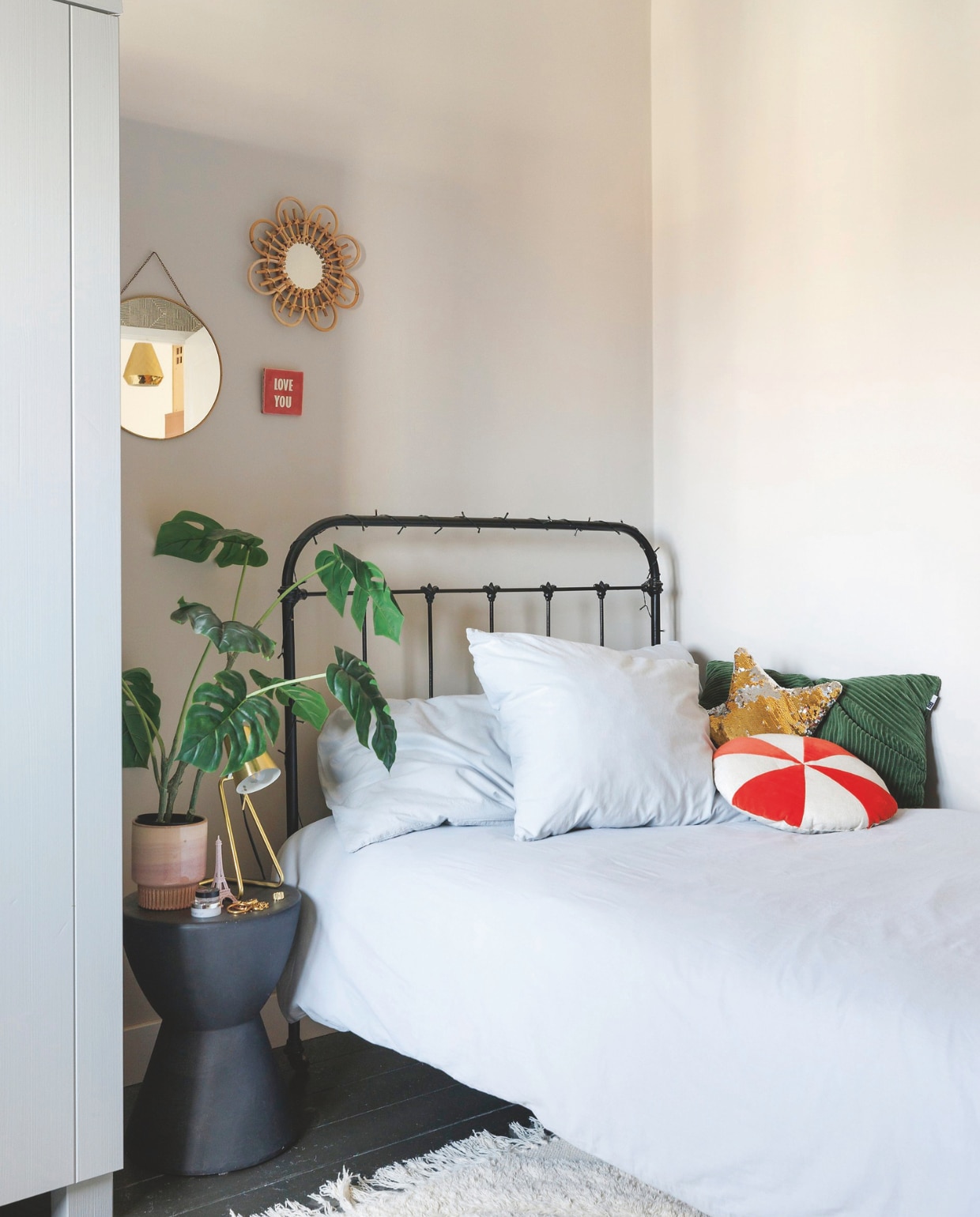 Beige-grijze kleur op de muur Elephant’s Breath van Farrow & Ball. Bed gekregen van familie, bedlamp Leitmotiv. vtwonen 7-2025 | fotografie Margriet Hoekstra | styling Room Rebelle