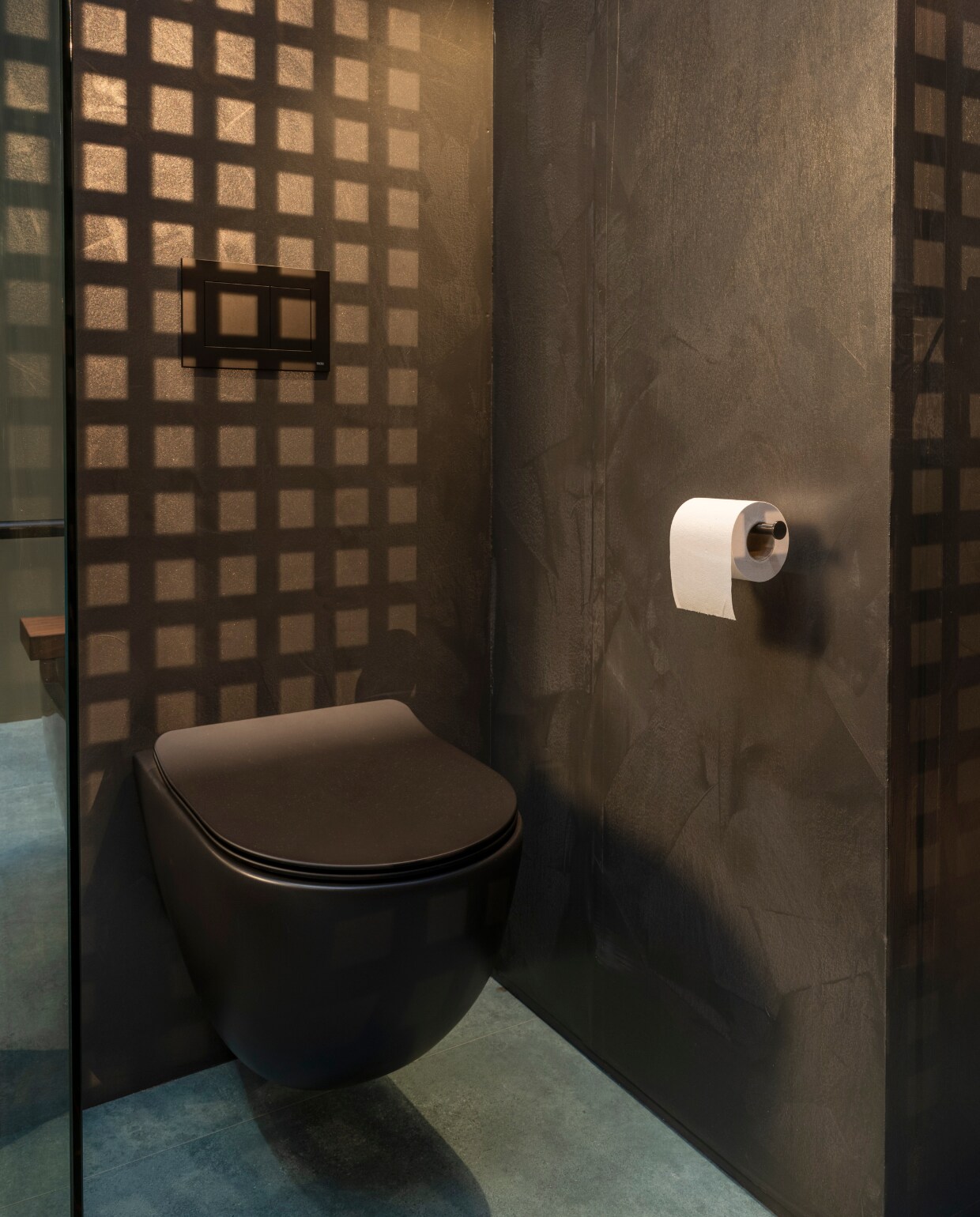 Maatwerk glazen douchewand met beslag Gun metal, prijs op aanvraag, keramieken toilet mat zwart van Artceram (mastello.nl). vtwonen 01-2025 | fotografie Stan Koolen | styling Kelly van Gendt