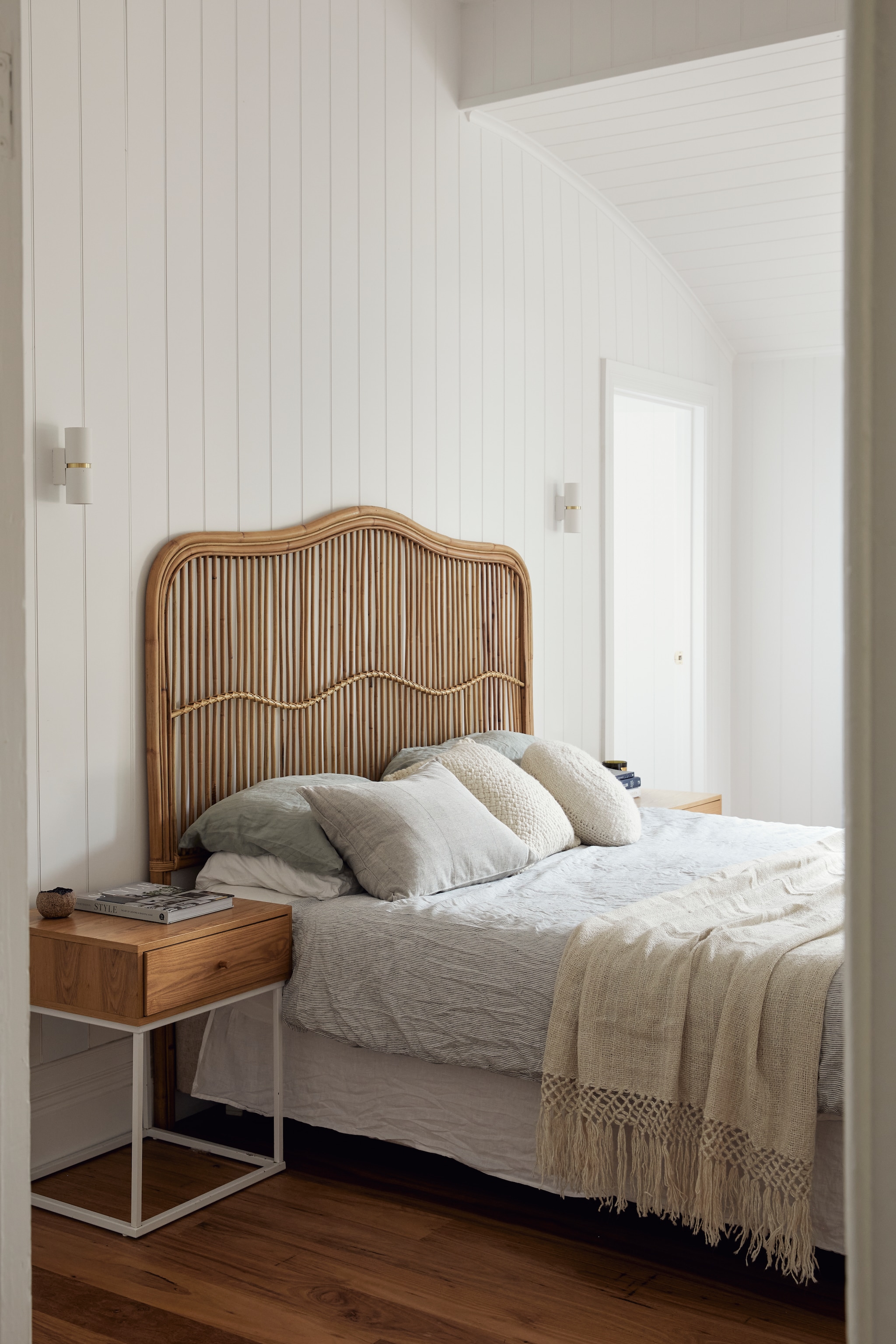 Bed Byron Bay Hanging Chairs. Soortgelijk beddengoed Linen Notes. Plaid Puna Llama van Ochre & Silk. Nachtkastjes Lounge Lovers. Lampen Tigmi. vtwonen Landelijk 10-2025 | productie Living Inside | styling Natalie Walton  | fotografie Lynden Foss