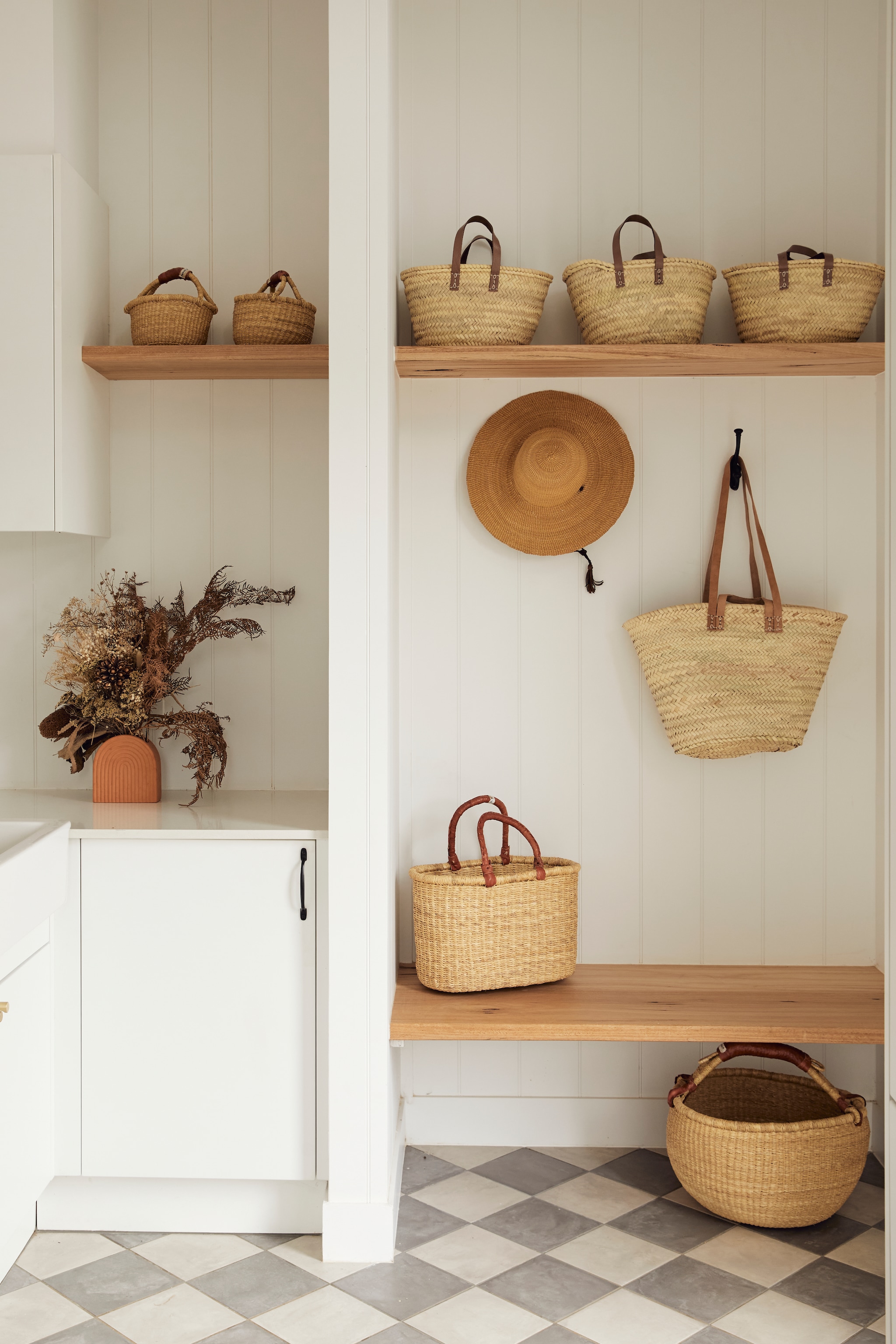 Manden Ochre & Silk. vtwonen Landelijk 10-2025 | productie Living Inside | styling Natalie Walton  | fotografie Lynden Foss