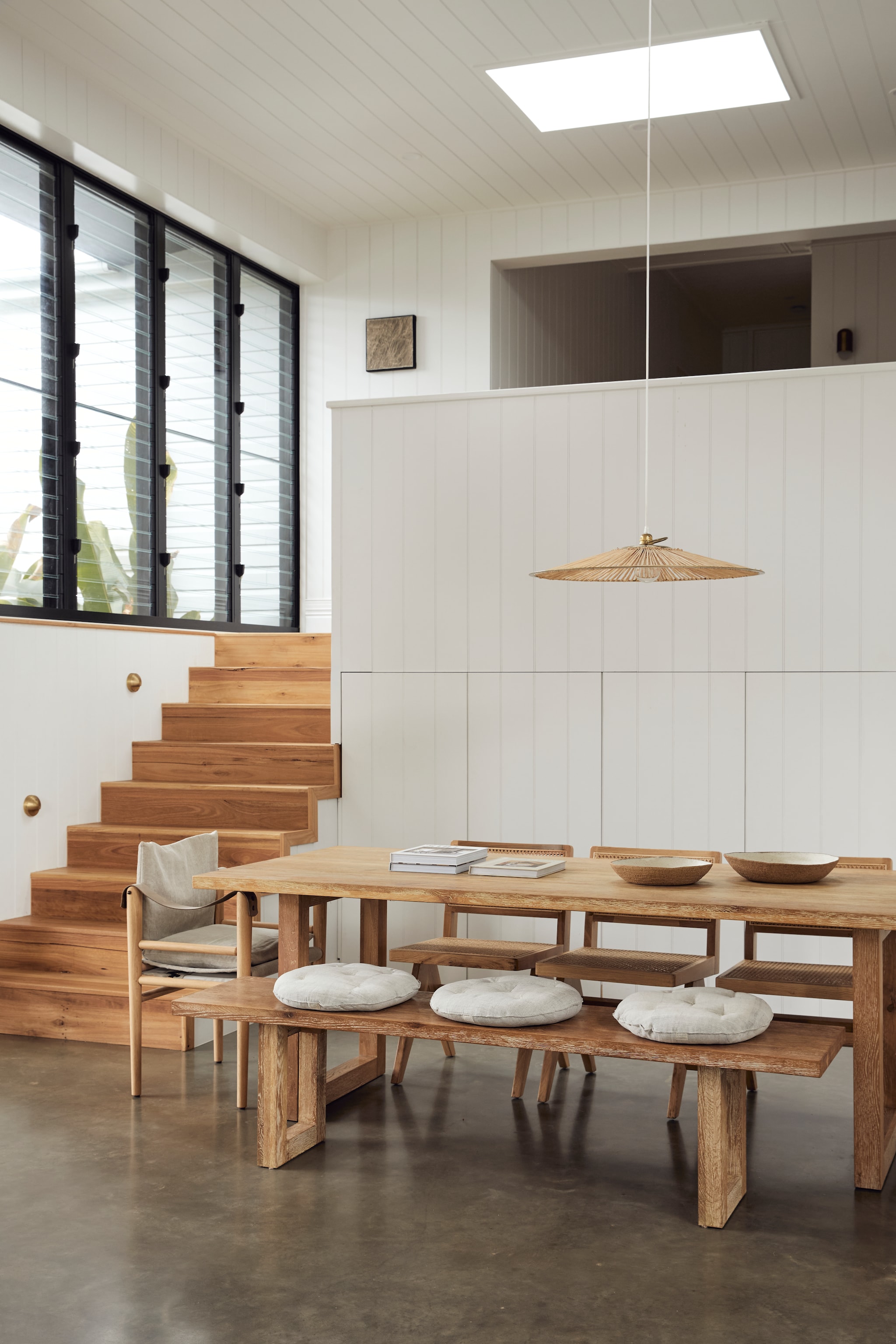 Tafel en bank Lounge Lovers. Eettafelstoelen en stoel links Le Safari van Ochre & Silk. Lamp Tigmi. vtwonen Landelijk 10-2025 | productie Living Inside | styling Natalie Walton  | fotografie Lynden Foss