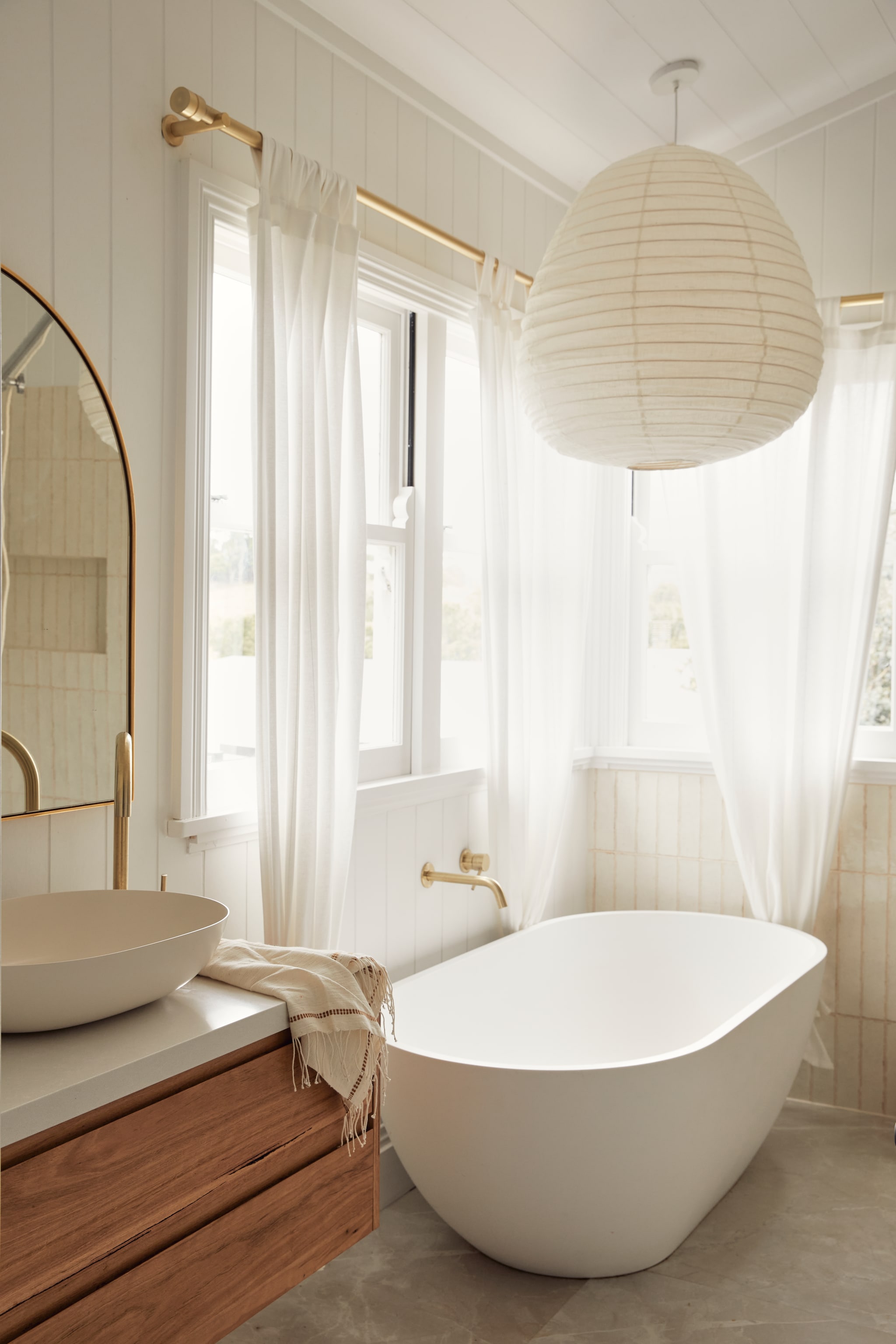 Bad, waskom, wastafelmeubel, spiegel en kranen Abi Interiors. Lamp Cloud Linen Pear van Ochre & Silk. Soortgelijke hamamdoek Ottomania. vtwonen Landelijk 10-2025 | productie Living Inside | styling Natalie Walton  | fotografie Lynden Foss