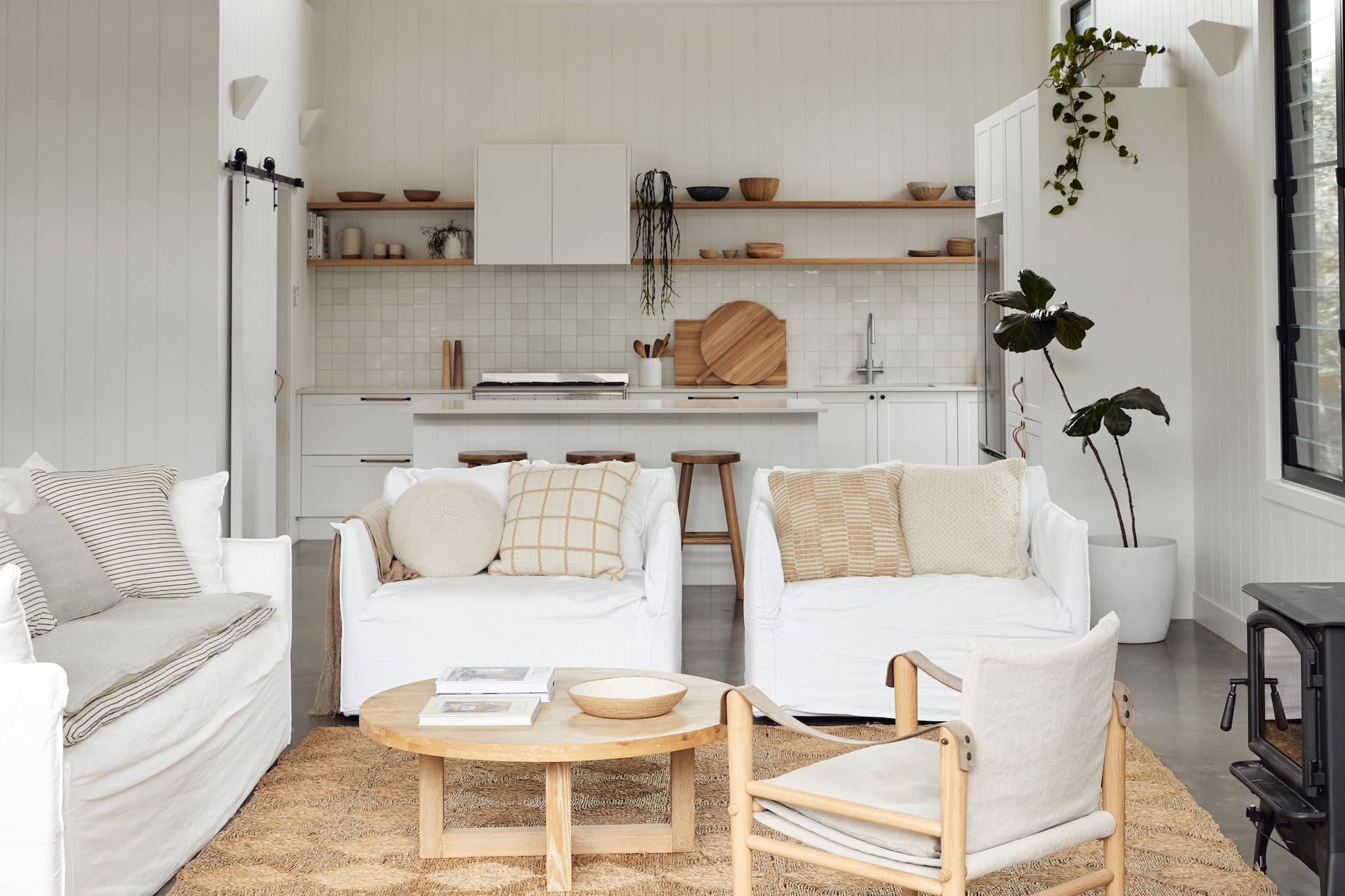 Bank en loveseats Joe van Mcm House. Kussens, stoel Le Safari, katoenen topper op de bank, zeegras  vloerkleed, keukengerei en accessoires van Ochre & Silk. Barkrukken en tafel Bronte van Lounge Lovers. Keuken op maat gemaakt. Tegels Abi Interiors. vtwonen Landelijk 10-2025 | productie Living Inside | styling Natalie Walton  | fotografie Lynden Foss