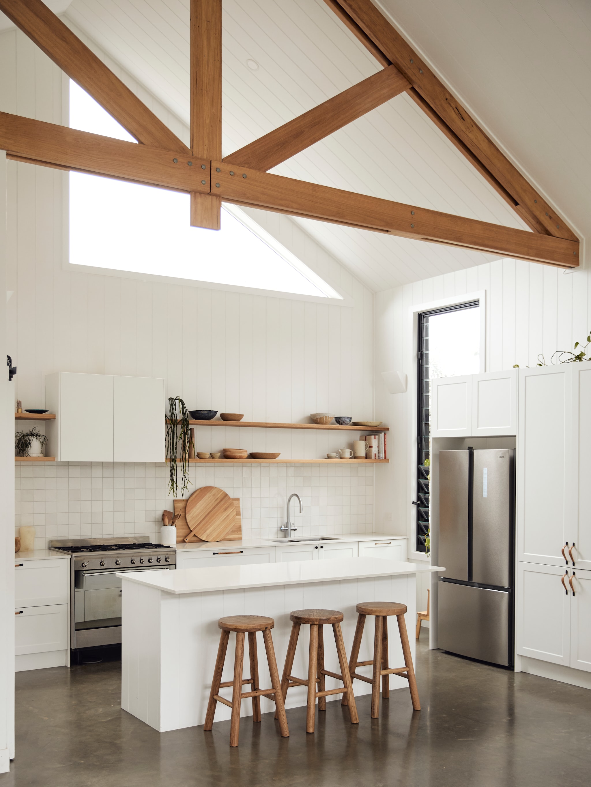 Keuken op maat gemaakt. Tegels Abi Interiors. Keukengerei en accessoires Ochre & Silk. Barkrukken Lounge Lovers. vtwonen Landelijk 10-2025 | productie Living Inside | styling Natalie Walton  | fotografie Lynden Foss