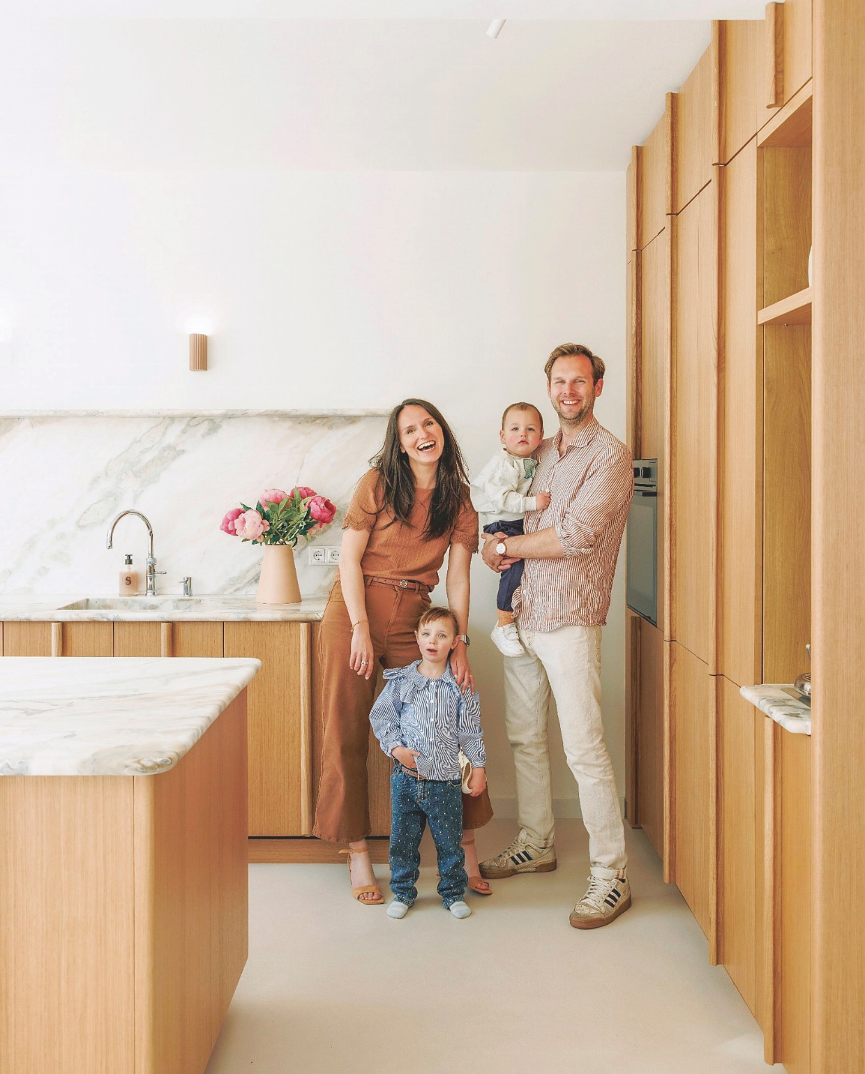 Kraan Quooker, vaas Bloomon, muurlamp Phloc. vtwonen 7-2025 | fotografie Emma Peijnenburg