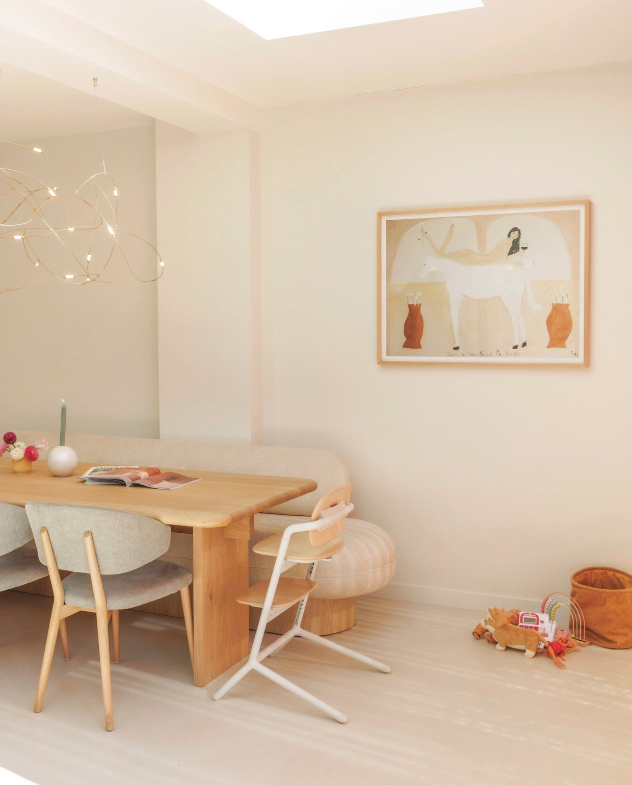 Kunstwerk Rizrizrizz, kinderstoel Cybex, lamp Moooi. Mand cadeau gekregen. vtwonen 7-2025 | fotografie Emma Peijnenburg