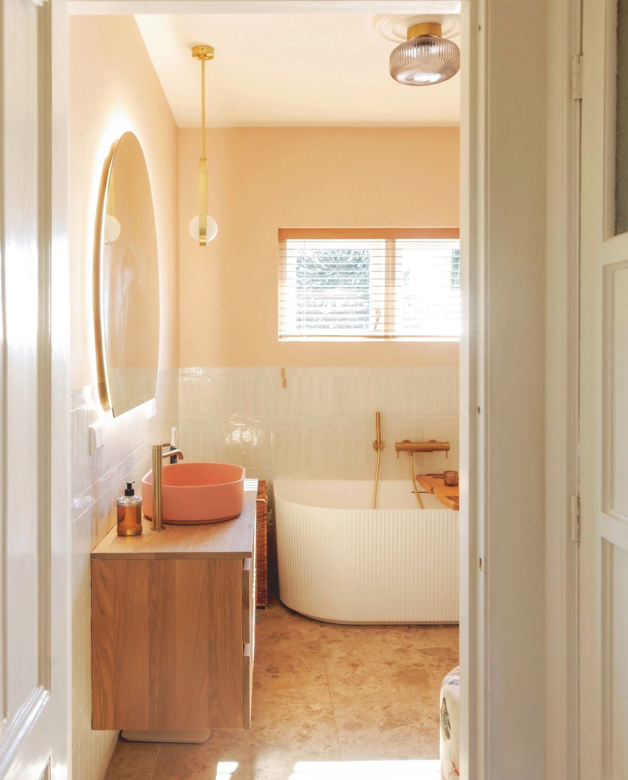 Badmeubel, wastafel Blossom, spiegel, bad, tegels en hanglamp met bol Sanitairwinkel. Kranen en douchekop Hotbath. Raambekleding Veneta. vtwonen 7-2025 | fotografie Emma Peijnenburg