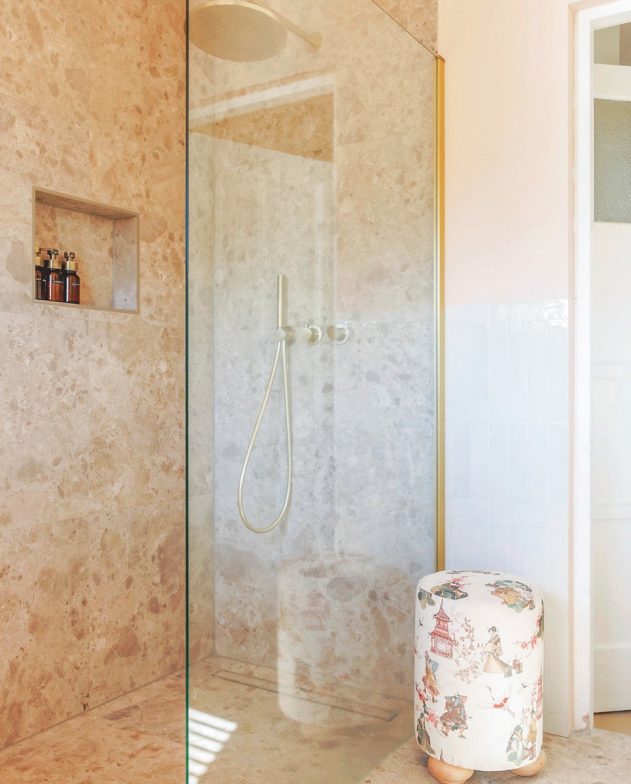 Glazen douchewand en tegels vloer en douchewand Sanitairwinkel. Regendouche en kranen Hotbath. Poef Amstelièr. Muurverf Ten Kate uit Interieurvanmies-kleurencollectie van Fairf. vtwonen 7-2025 | fotografie Emma Peijnenburg