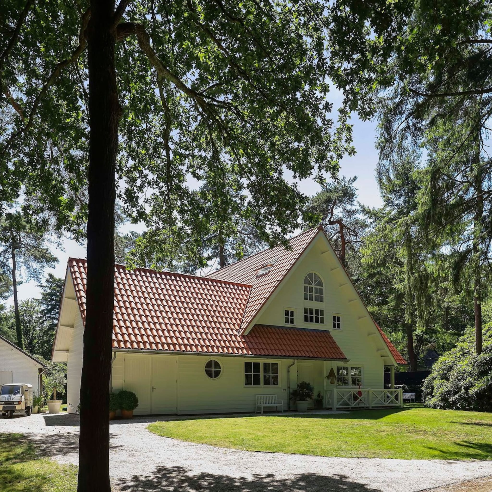gespot laat je verrassen door het landelijke boho interieur in deze bosvilla