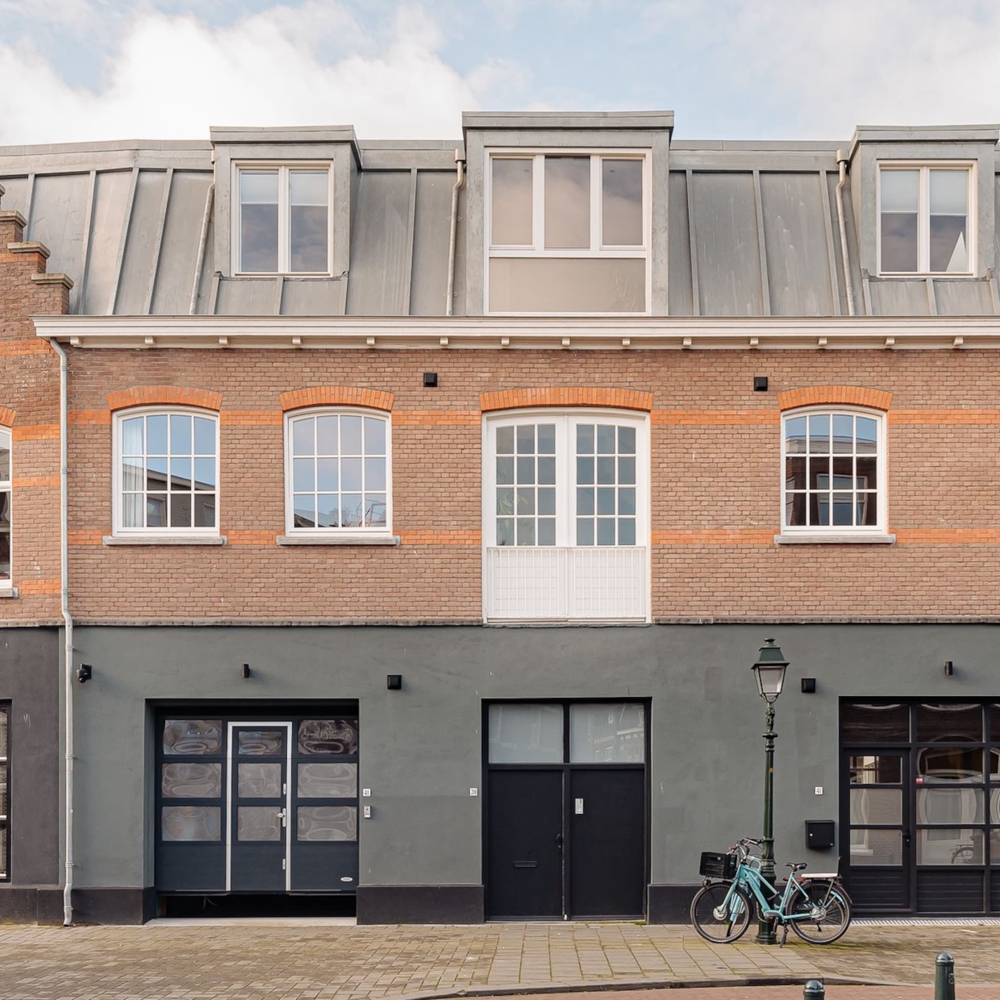 gespot bruin speelt de hoofdrol in dit verrassend grote appartement